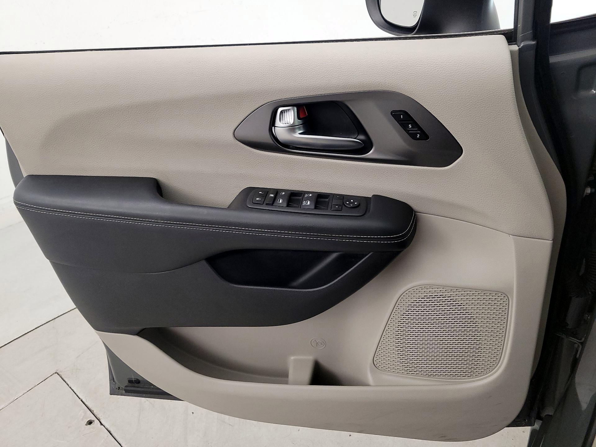 Thumbnail: 2023 Chrysler Pacifica - 12