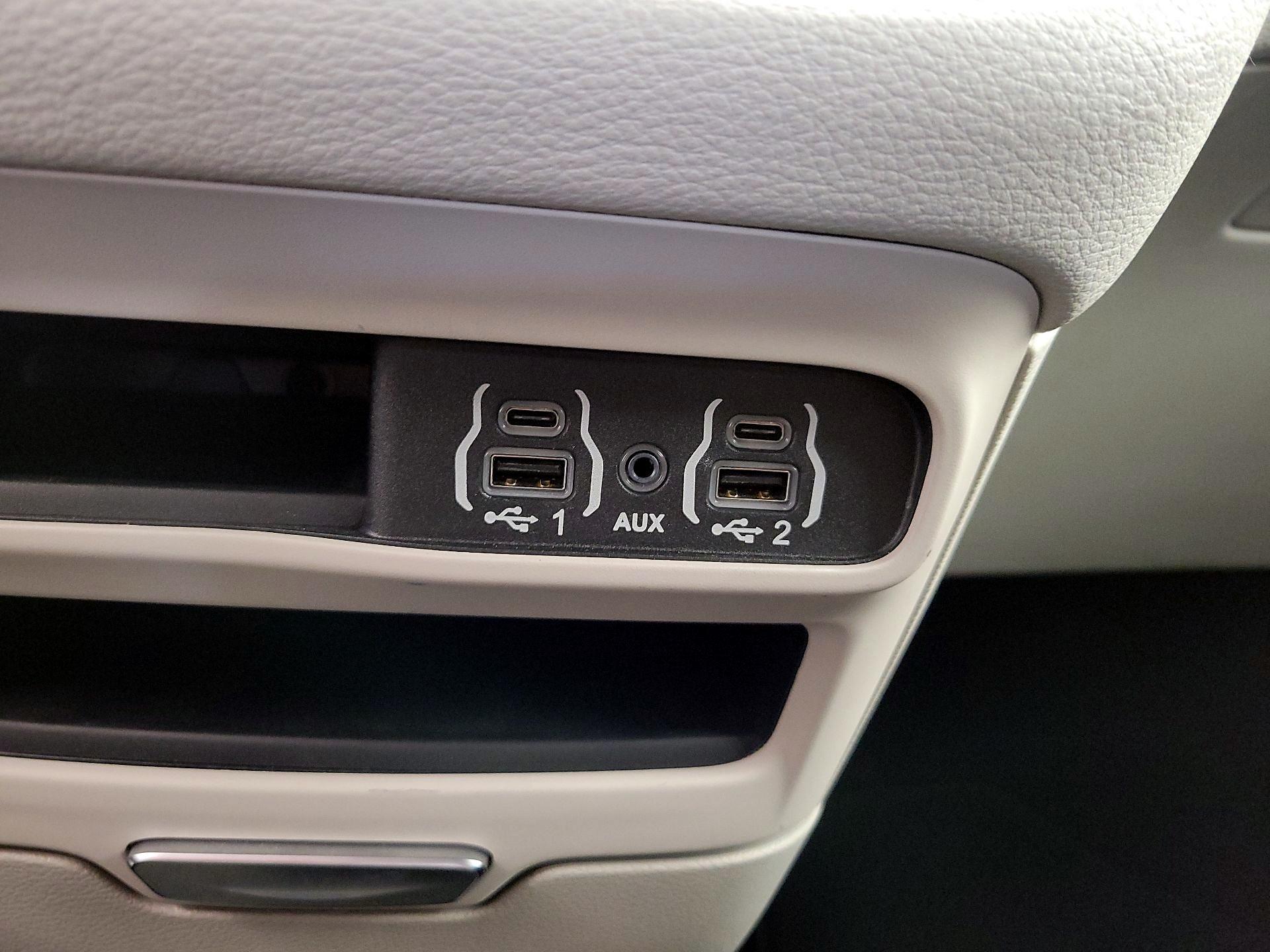 Thumbnail: 2023 Chrysler Pacifica - 18