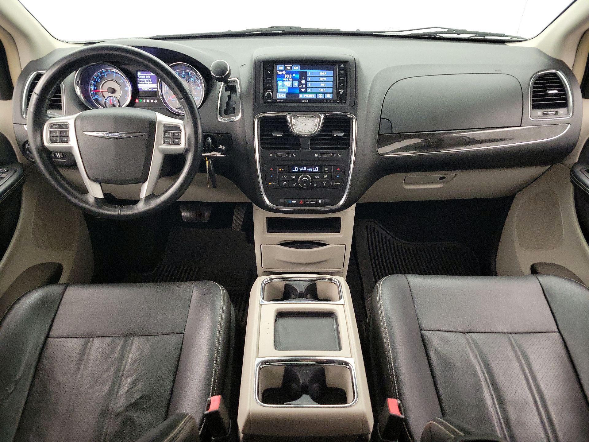 Thumbnail: 2015 Chrysler Town & Country - 9