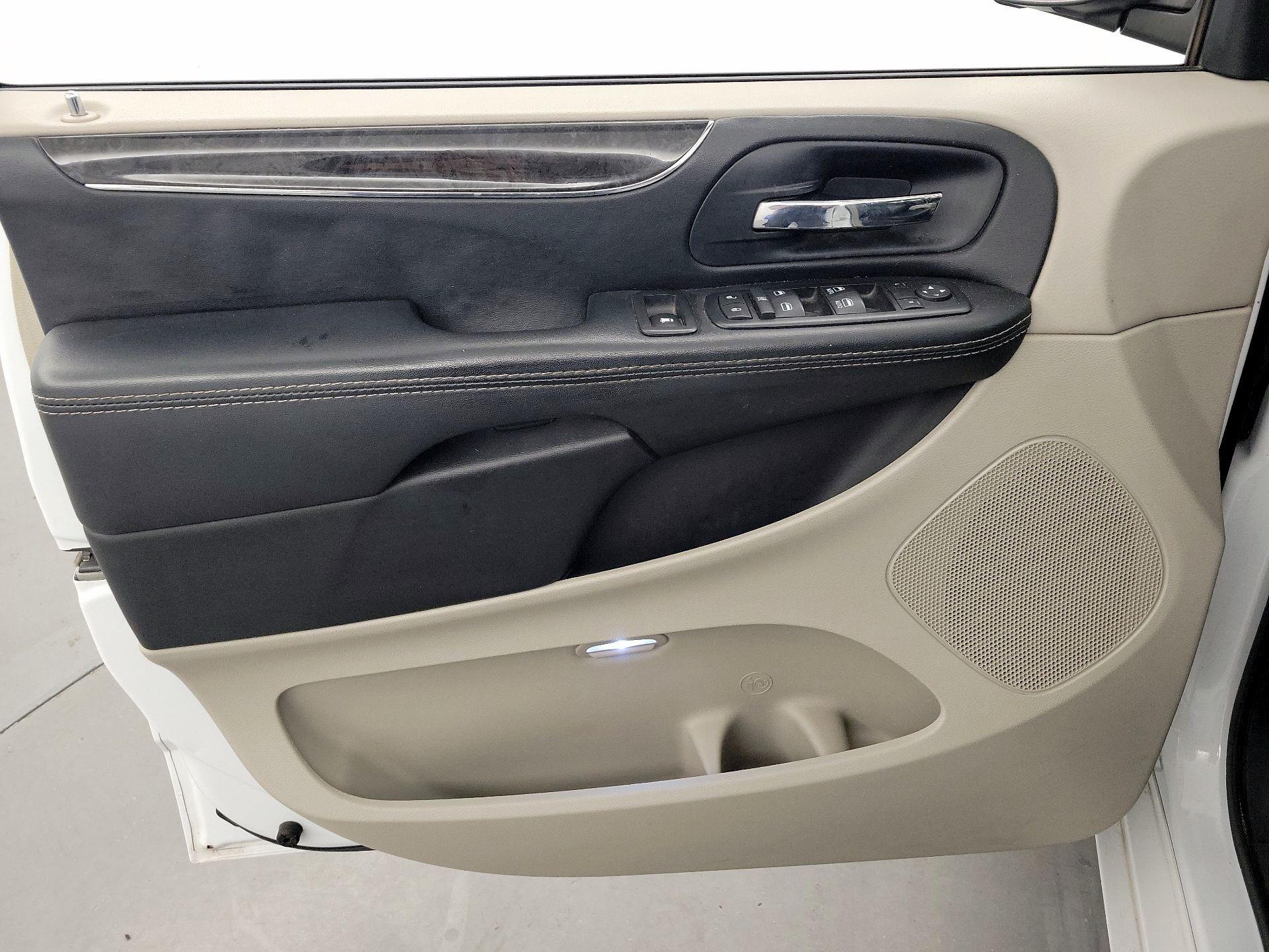 Thumbnail: 2015 Chrysler Town & Country - 12