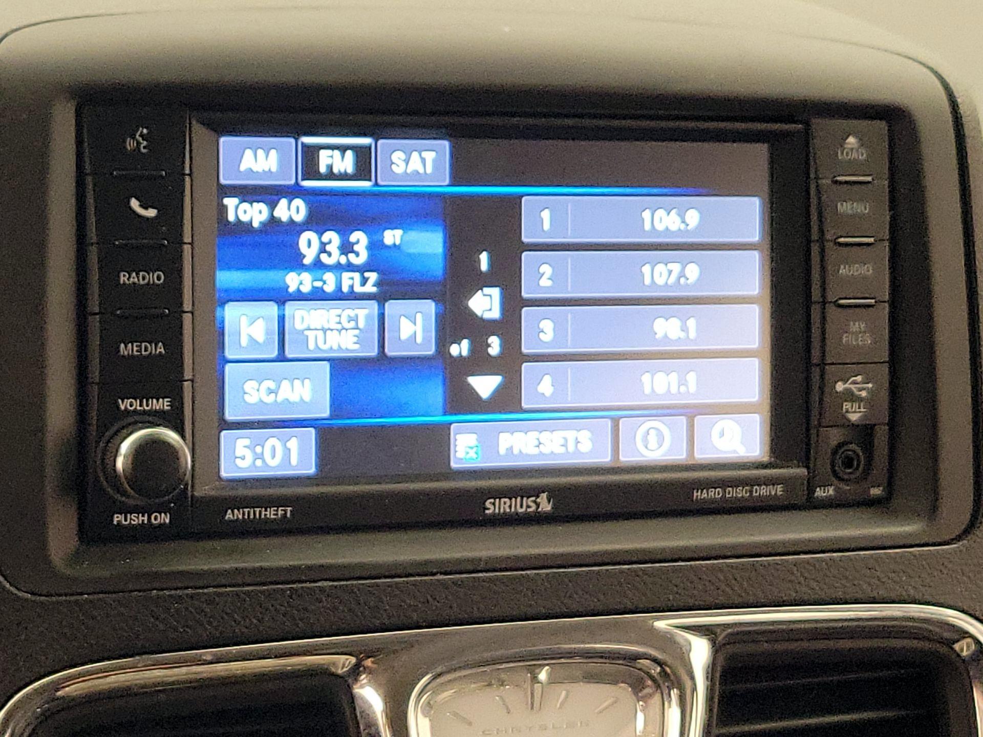 Thumbnail: 2015 Chrysler Town & Country - 15