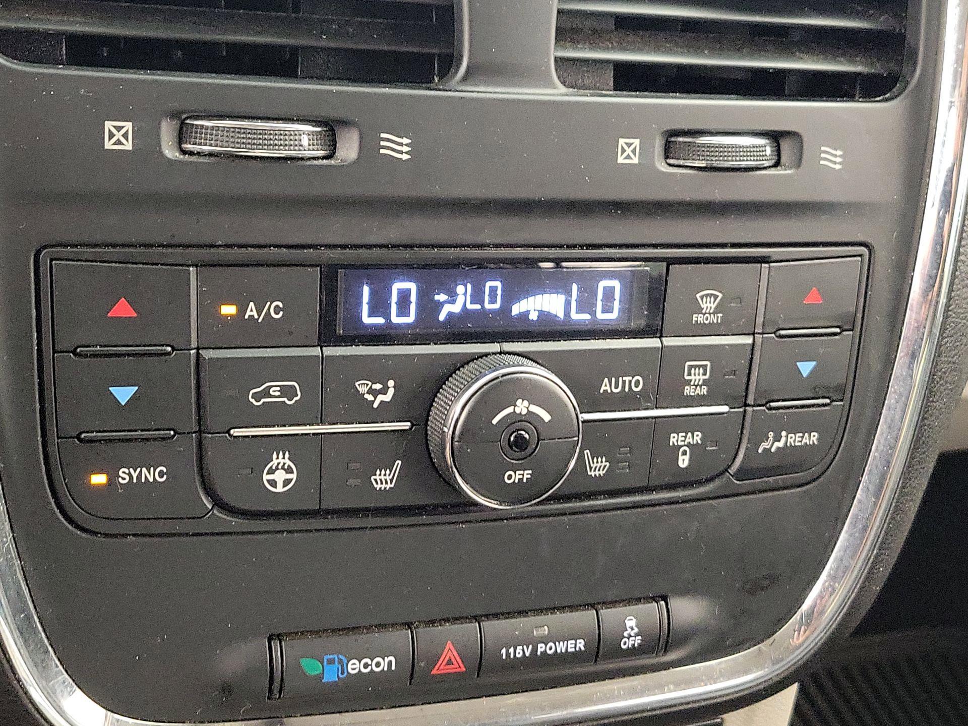 Thumbnail: 2015 Chrysler Town & Country - 16