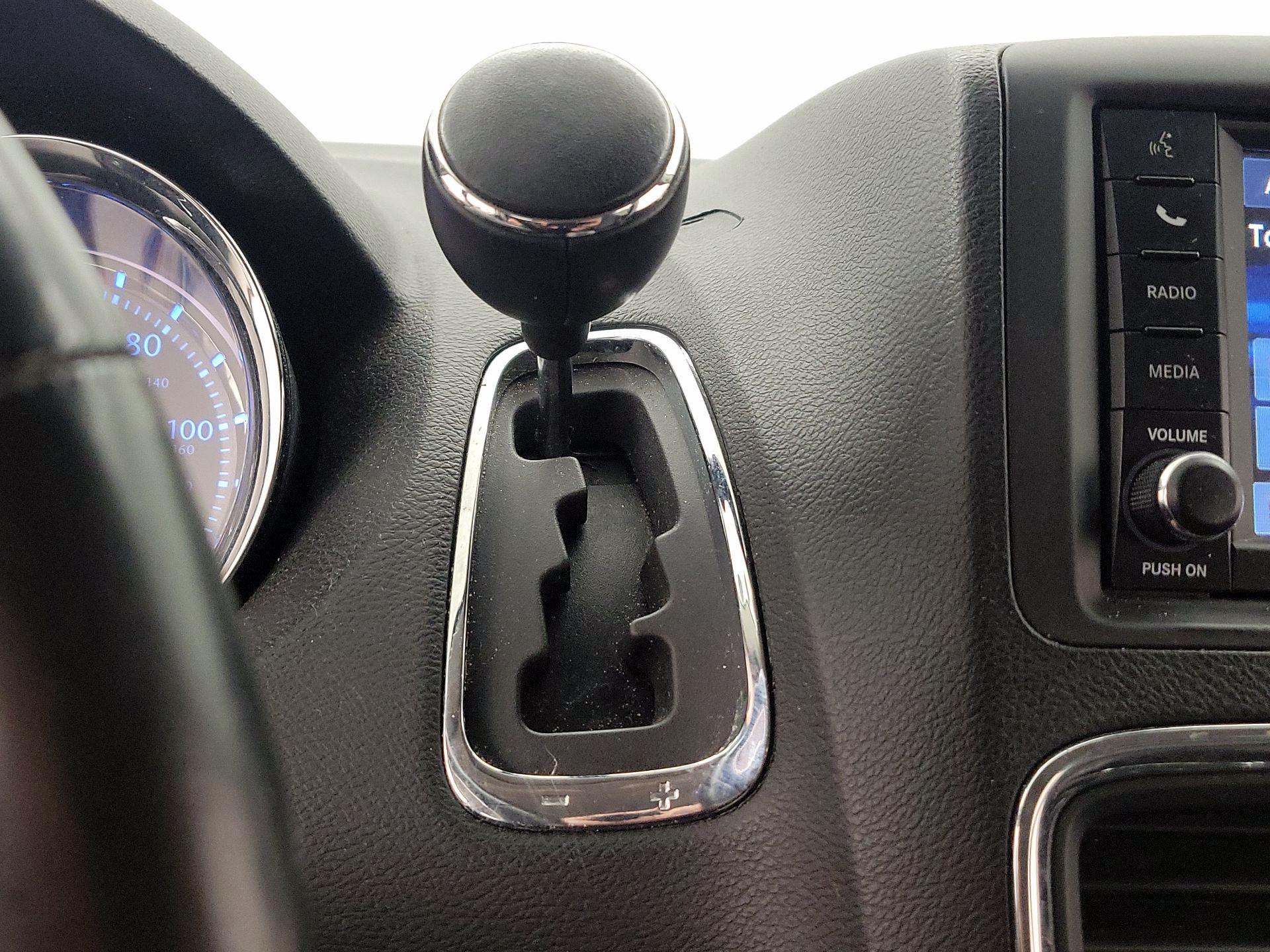 Thumbnail: 2015 Chrysler Town & Country - 17