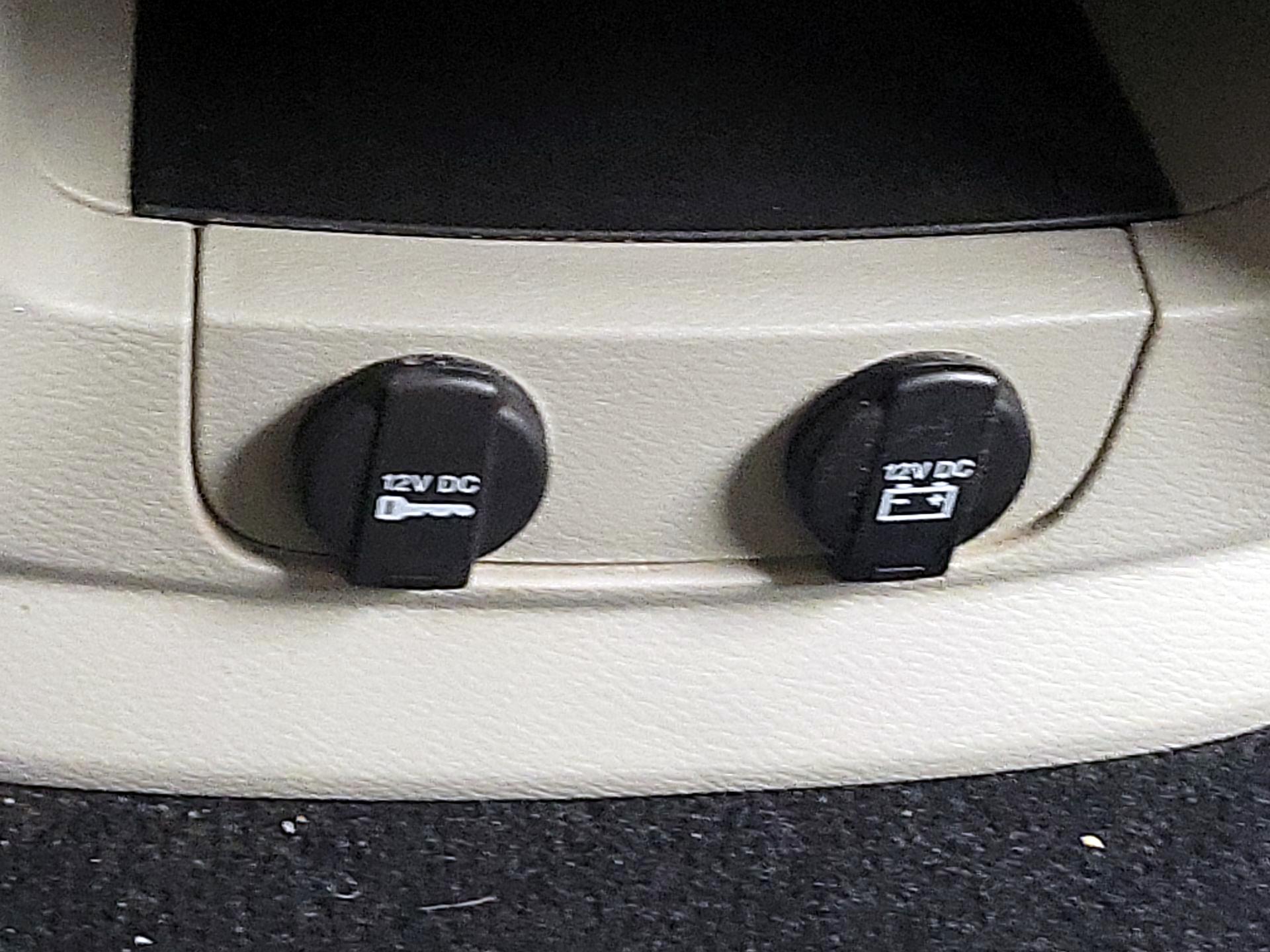 Thumbnail: 2015 Chrysler Town & Country - 18