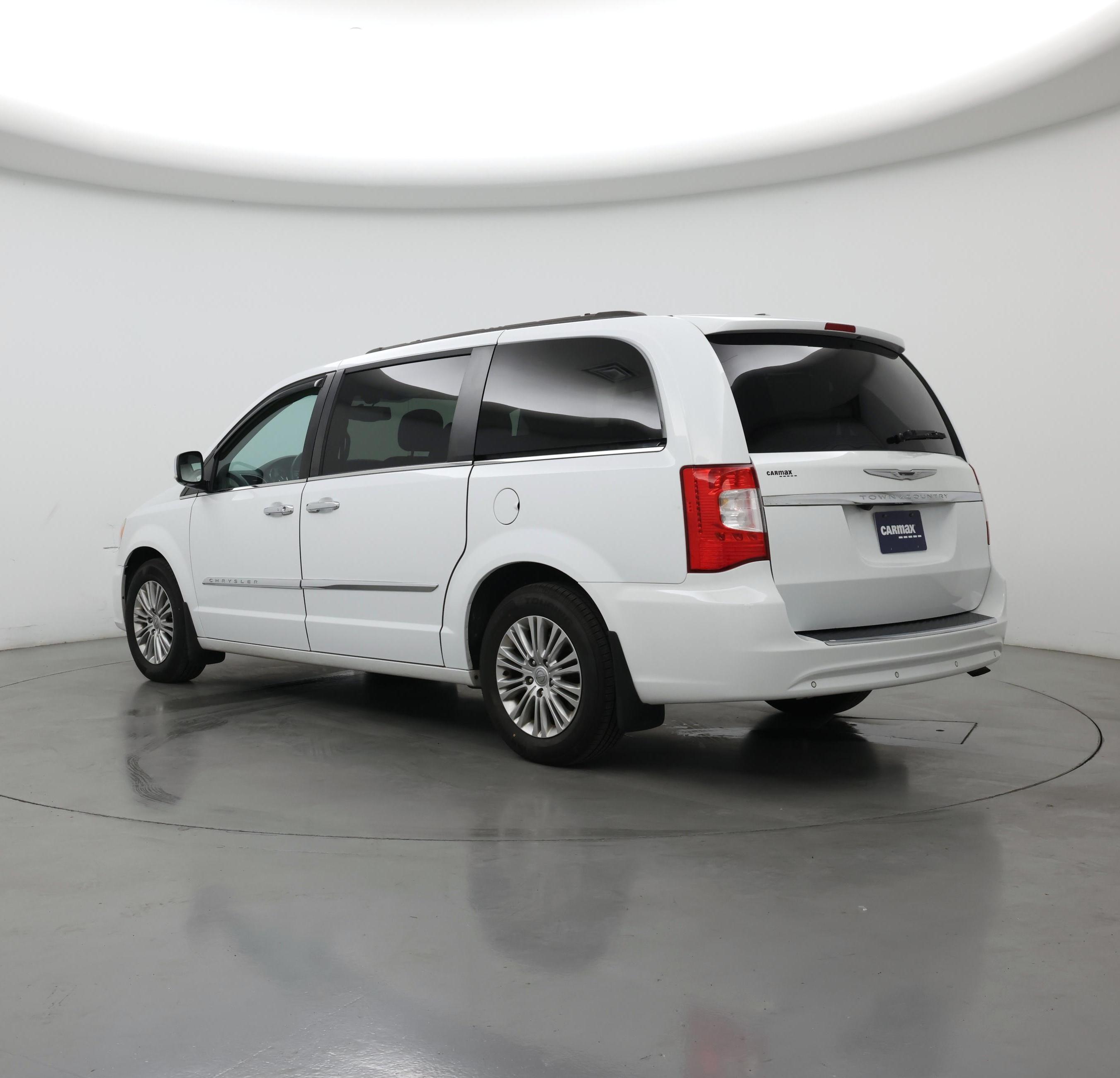 Thumbnail: 2015 Chrysler Town & Country - 2