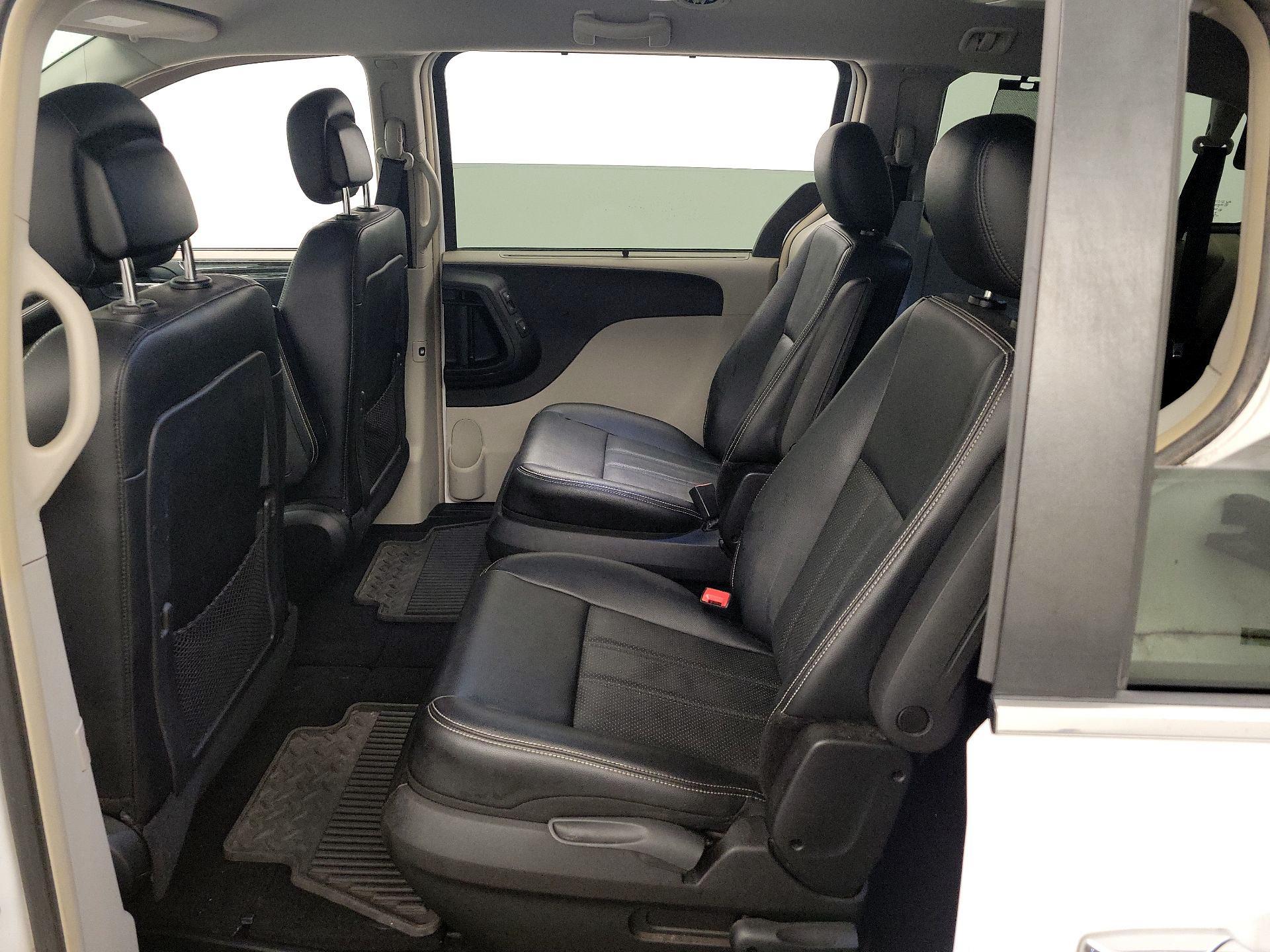 Thumbnail: 2015 Chrysler Town & Country - 19