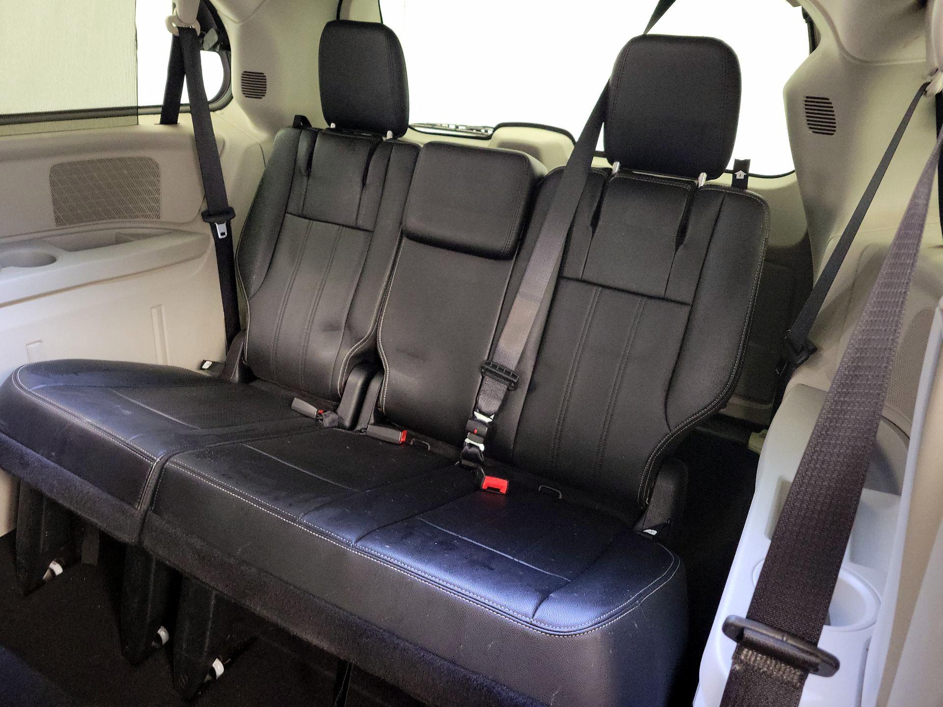 Thumbnail: 2015 Chrysler Town & Country - 20