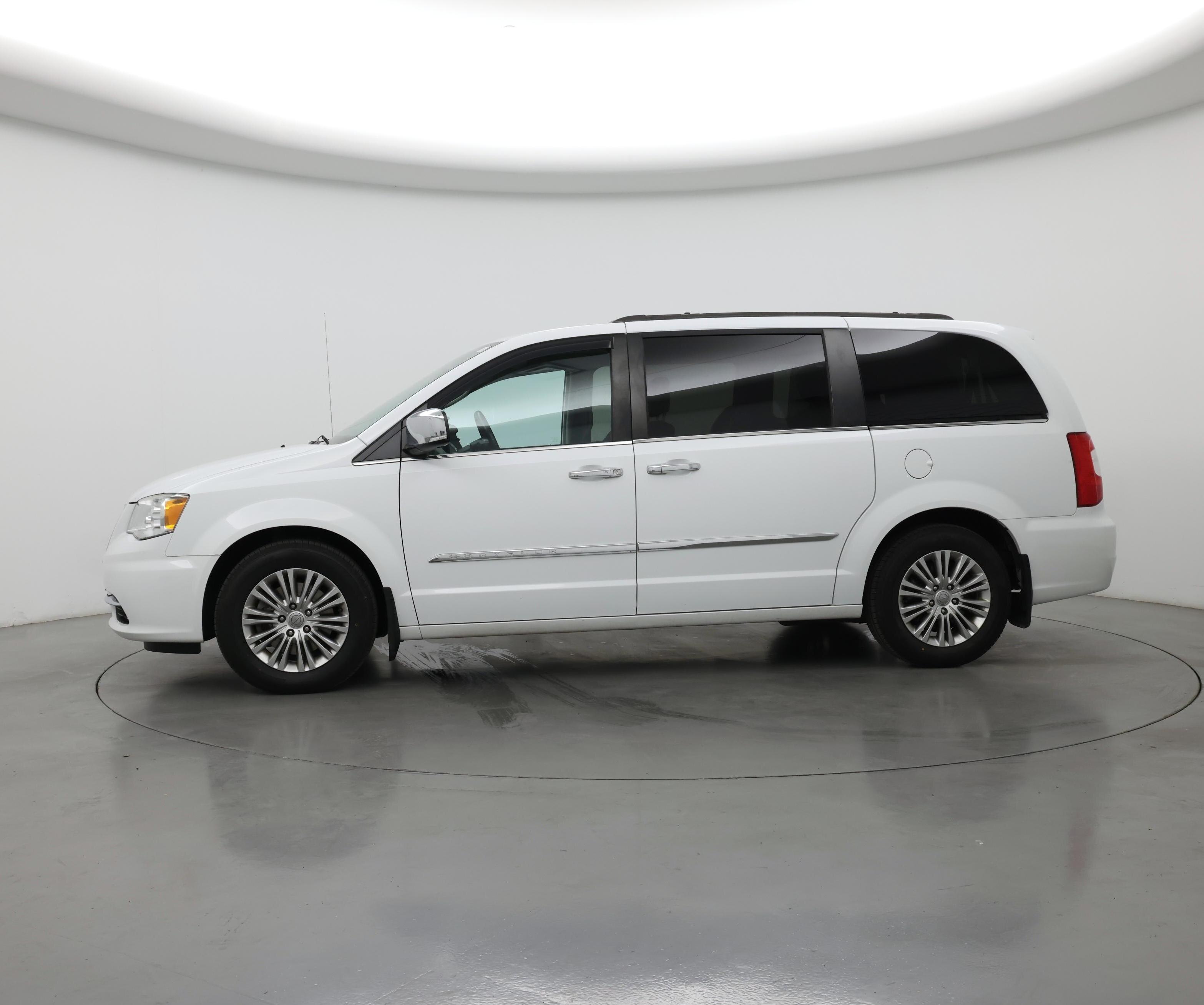 Thumbnail: 2015 Chrysler Town & Country - 3
