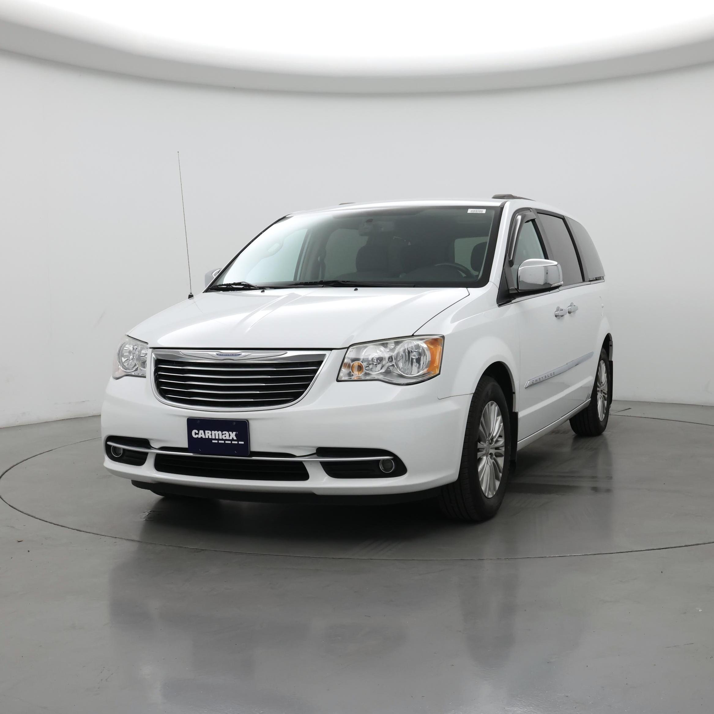 Thumbnail: 2015 Chrysler Town & Country - 4