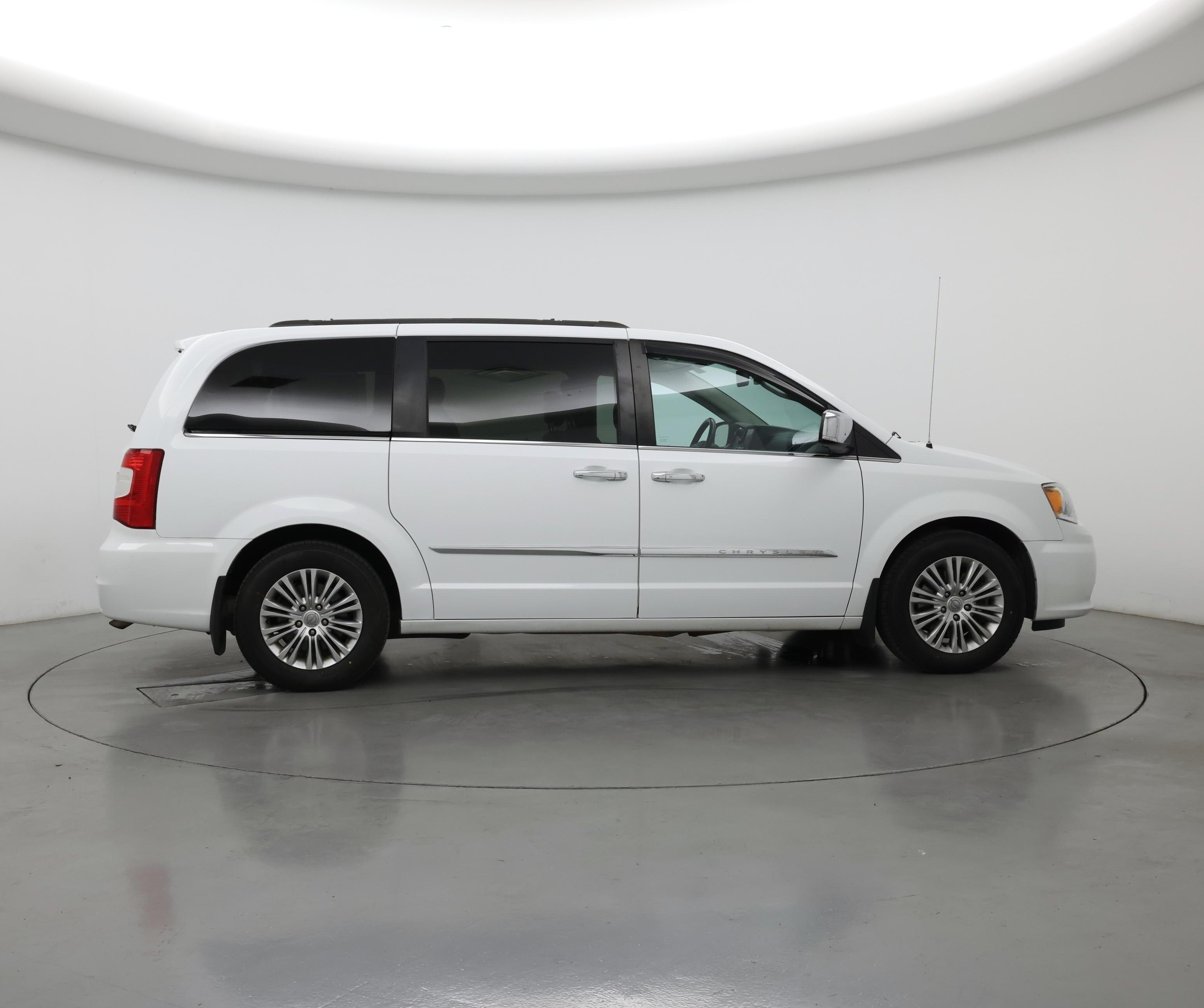 Thumbnail: 2015 Chrysler Town & Country - 7