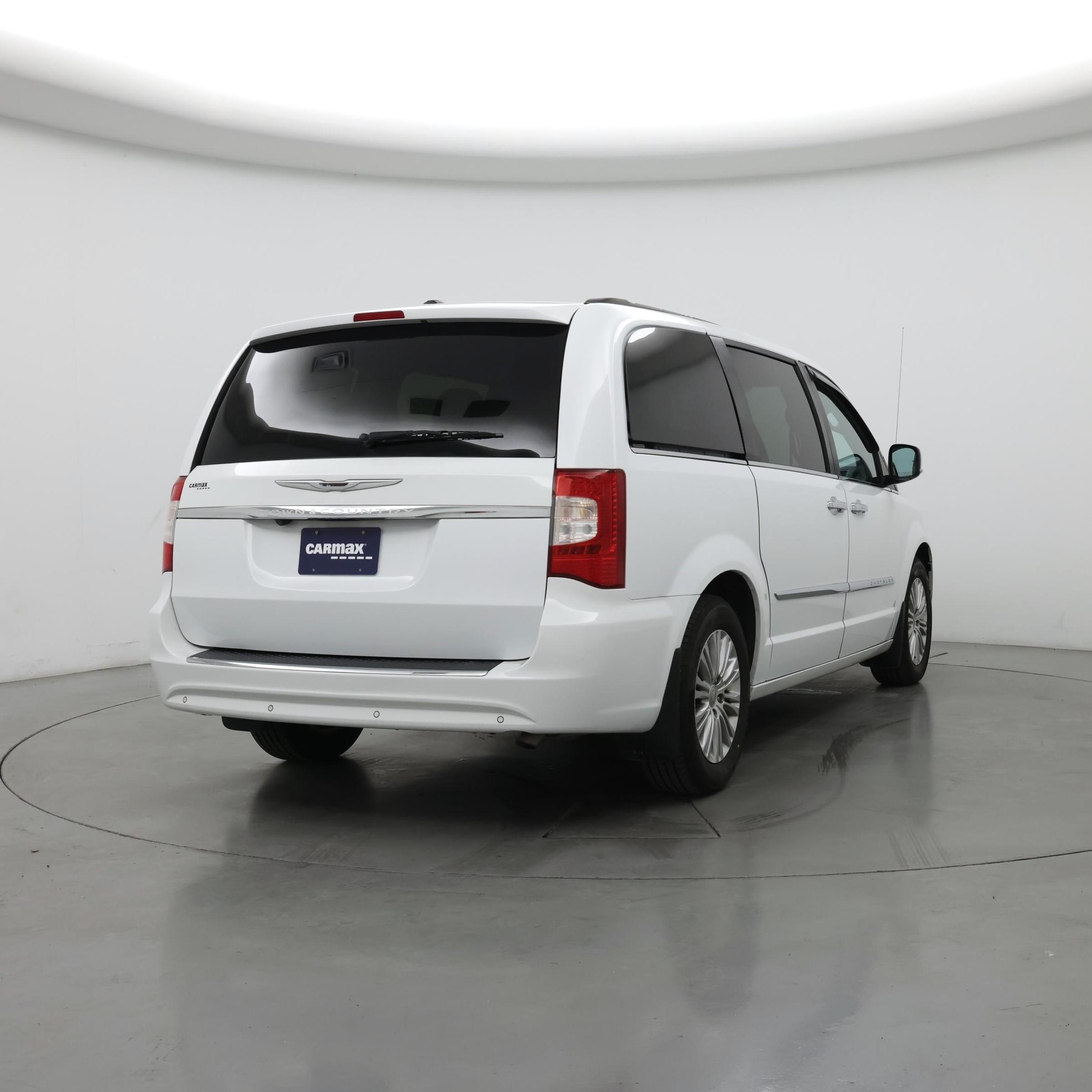 Thumbnail: 2015 Chrysler Town & Country - 8