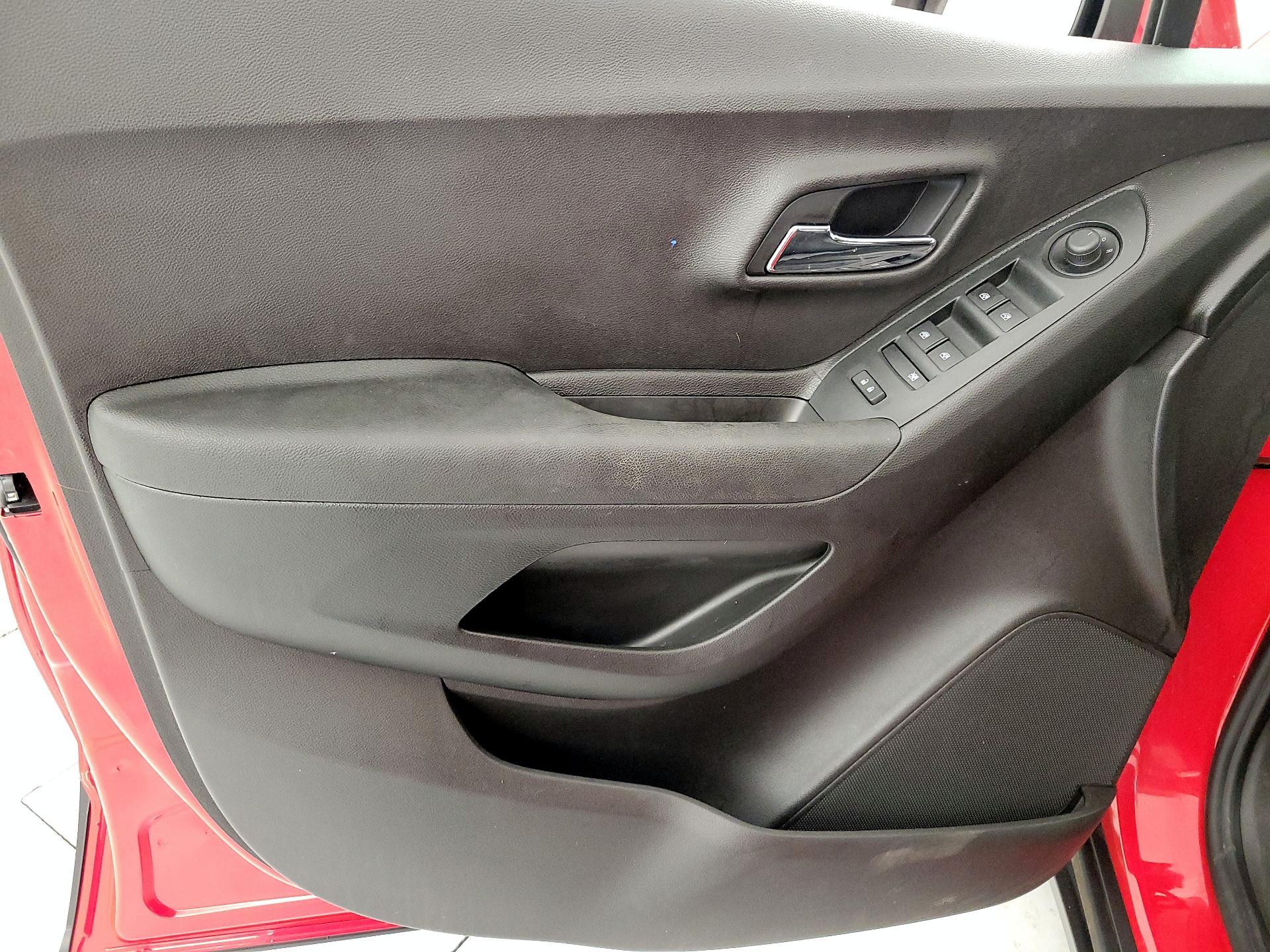 Thumbnail: 2018 Chevrolet Trax - 12