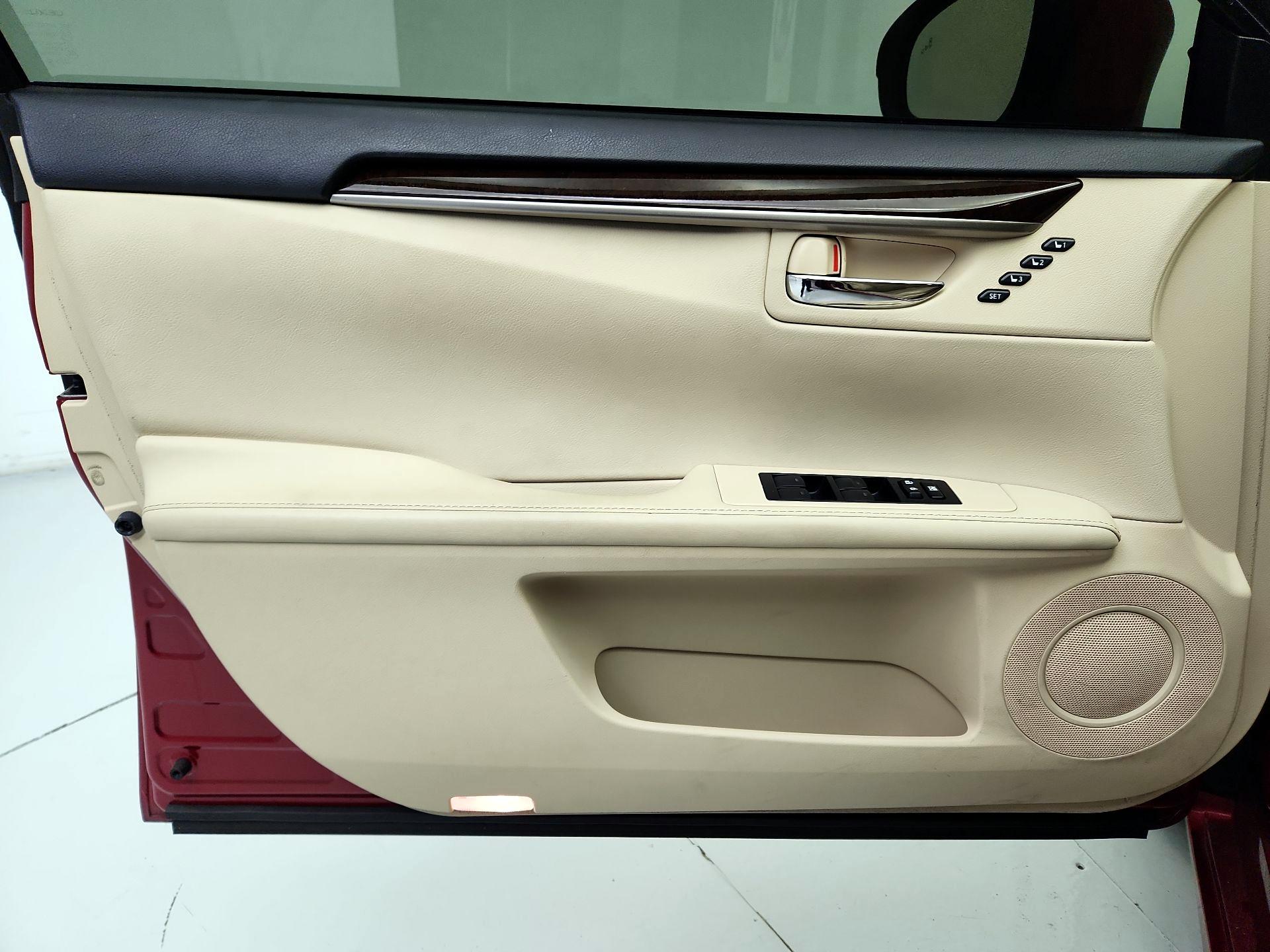 Thumbnail: 2015 Lexus ES - 12