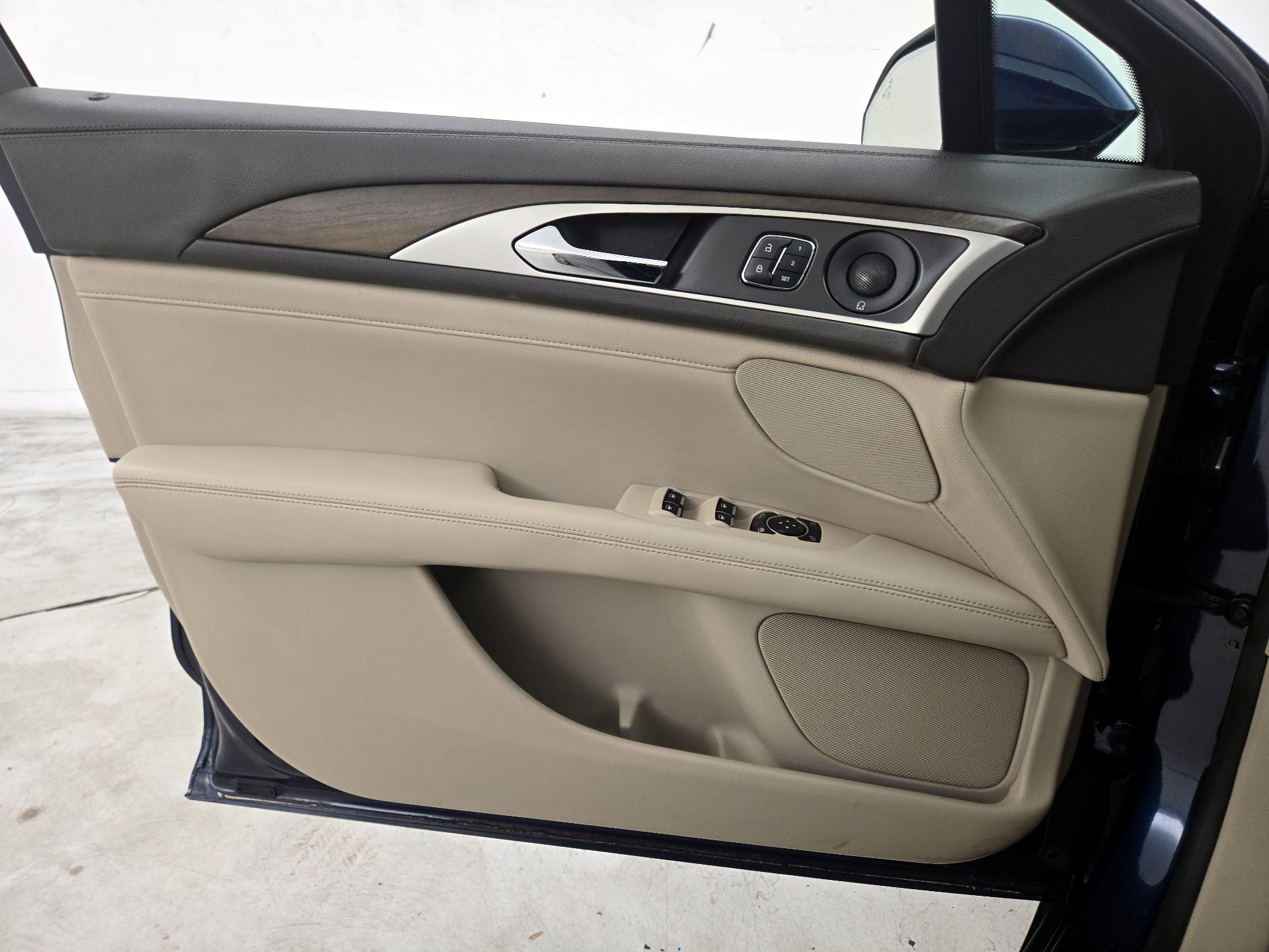 Thumbnail: 2017 Lincoln MKZ - 12