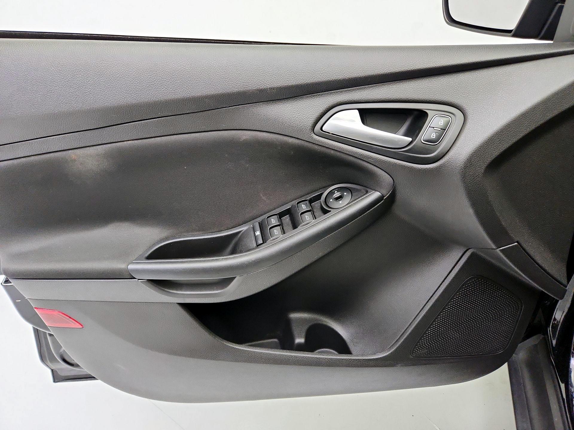 Thumbnail: 2016 Ford Focus - 12