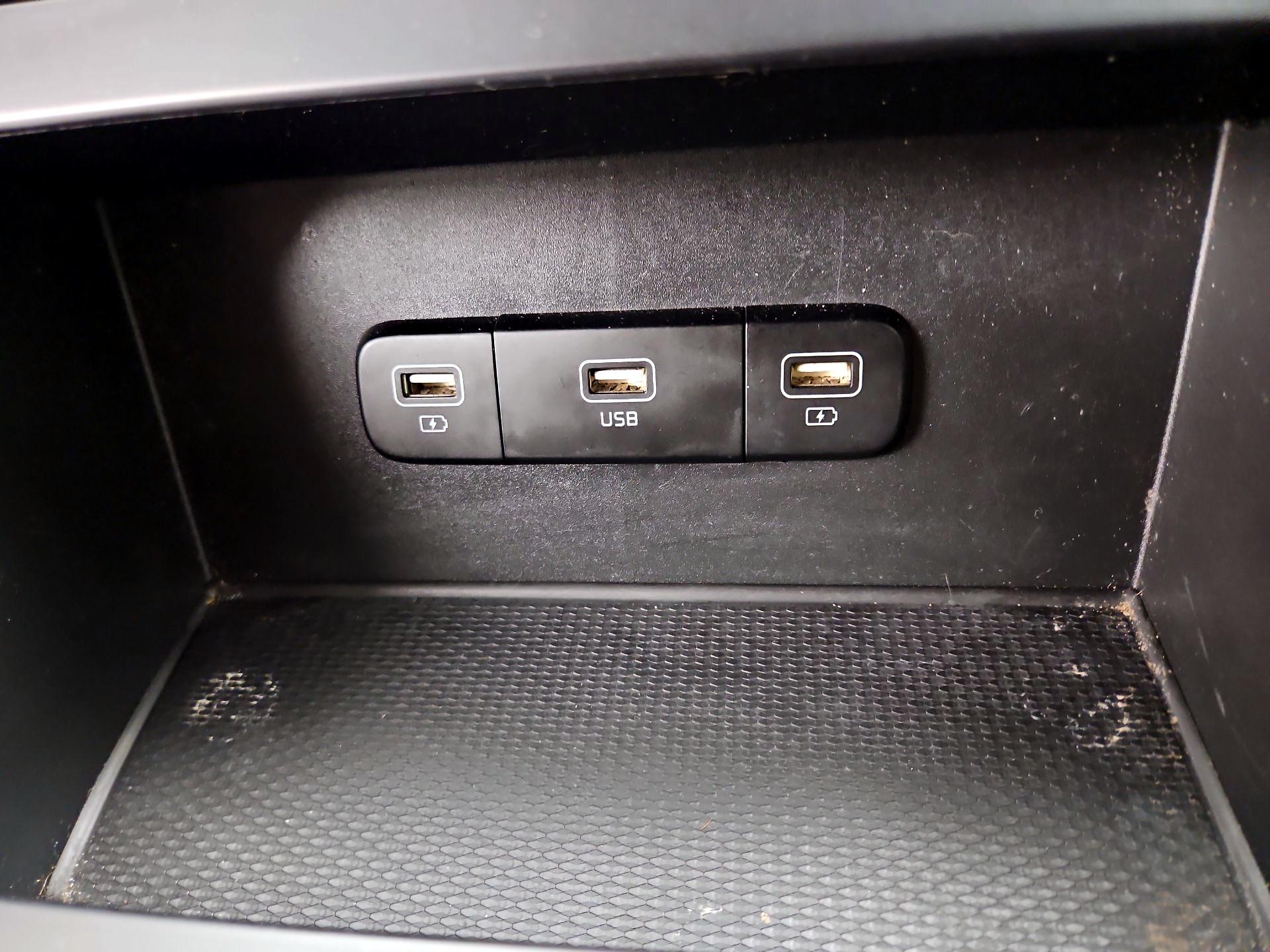 Thumbnail: 2023 Kia Carnival - 18