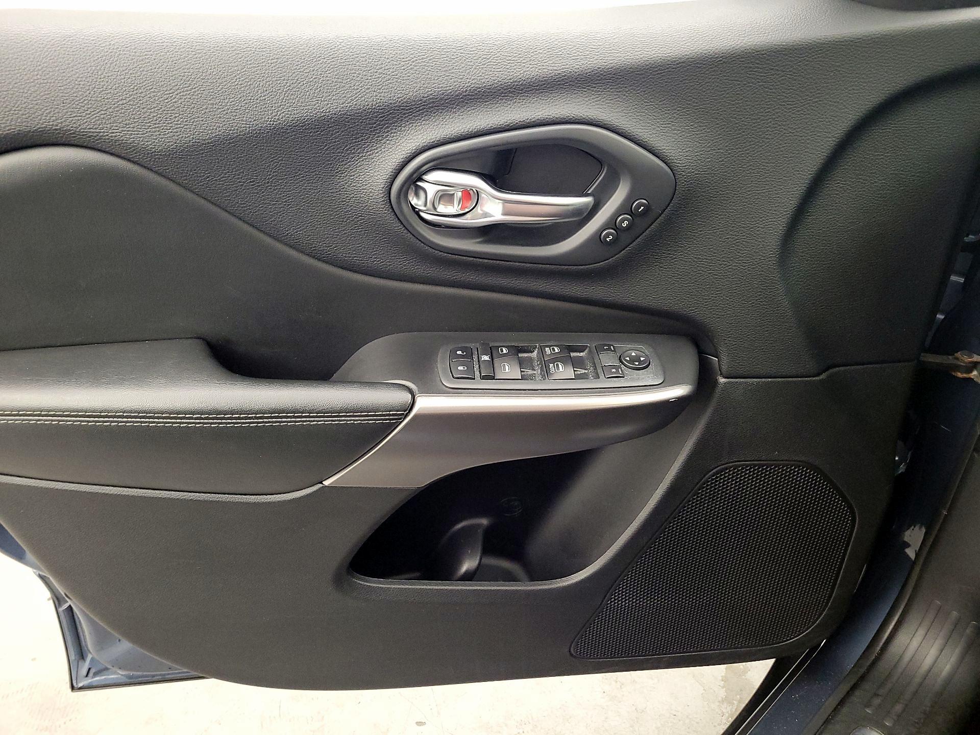 Thumbnail: 2020 Jeep Cherokee - 12