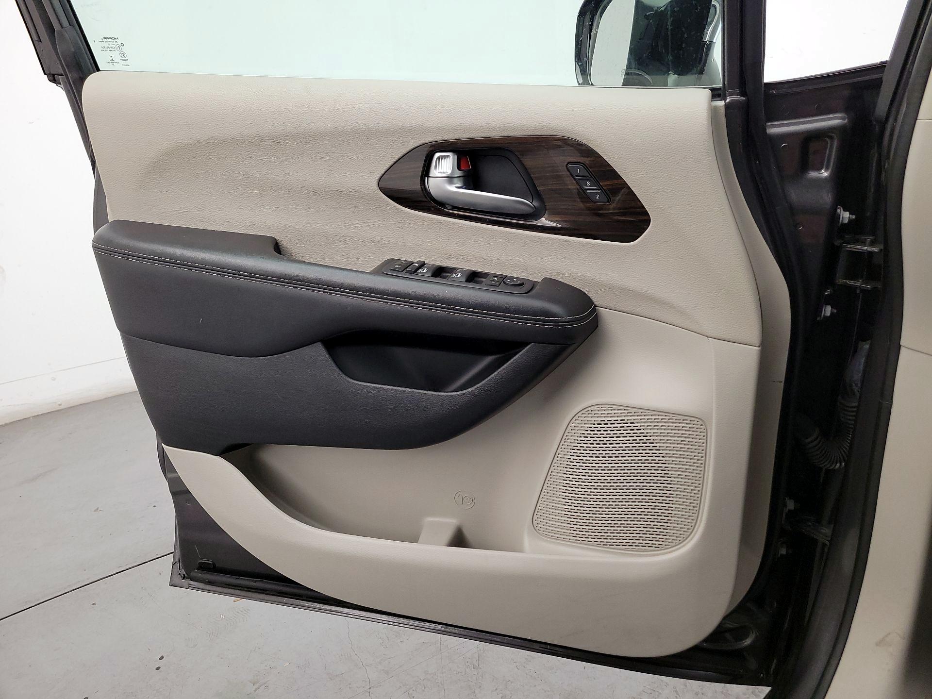 Thumbnail: 2023 Chrysler Pacifica - 12