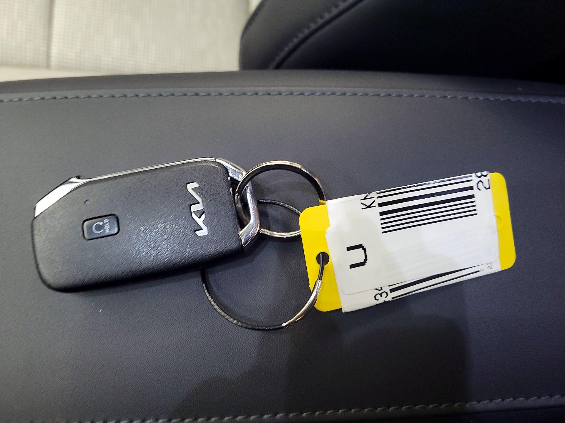 Thumbnail: 2023 Kia Niro - 18