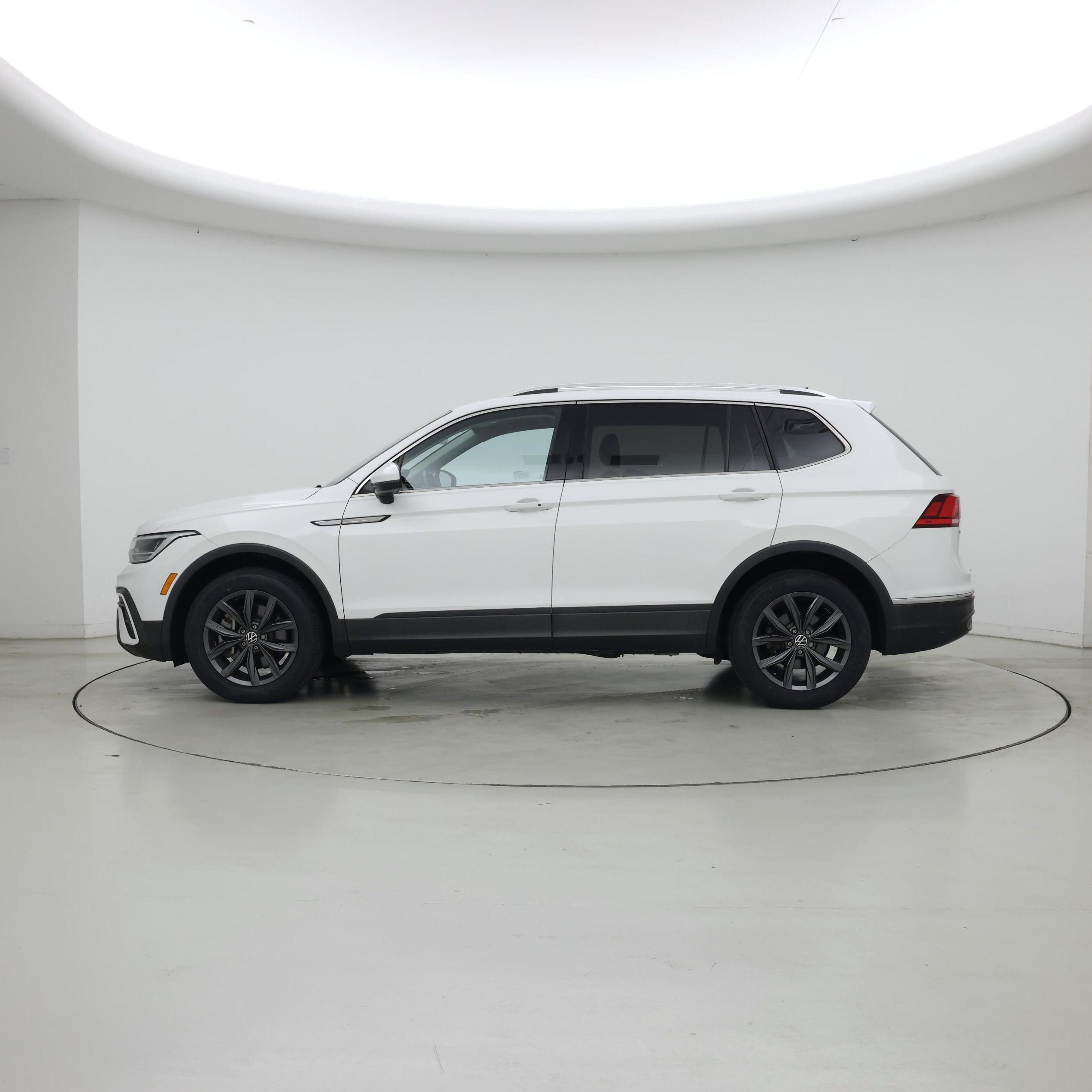 Thumbnail: 2022 Volkswagen Tiguan - 3