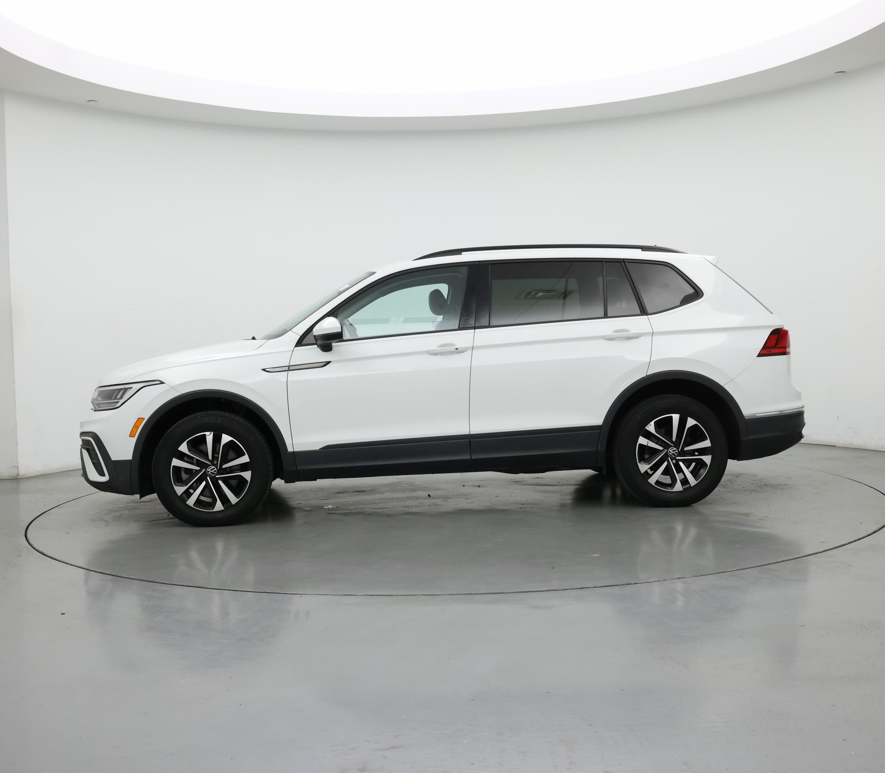 Thumbnail: 2022 Volkswagen Tiguan - 3