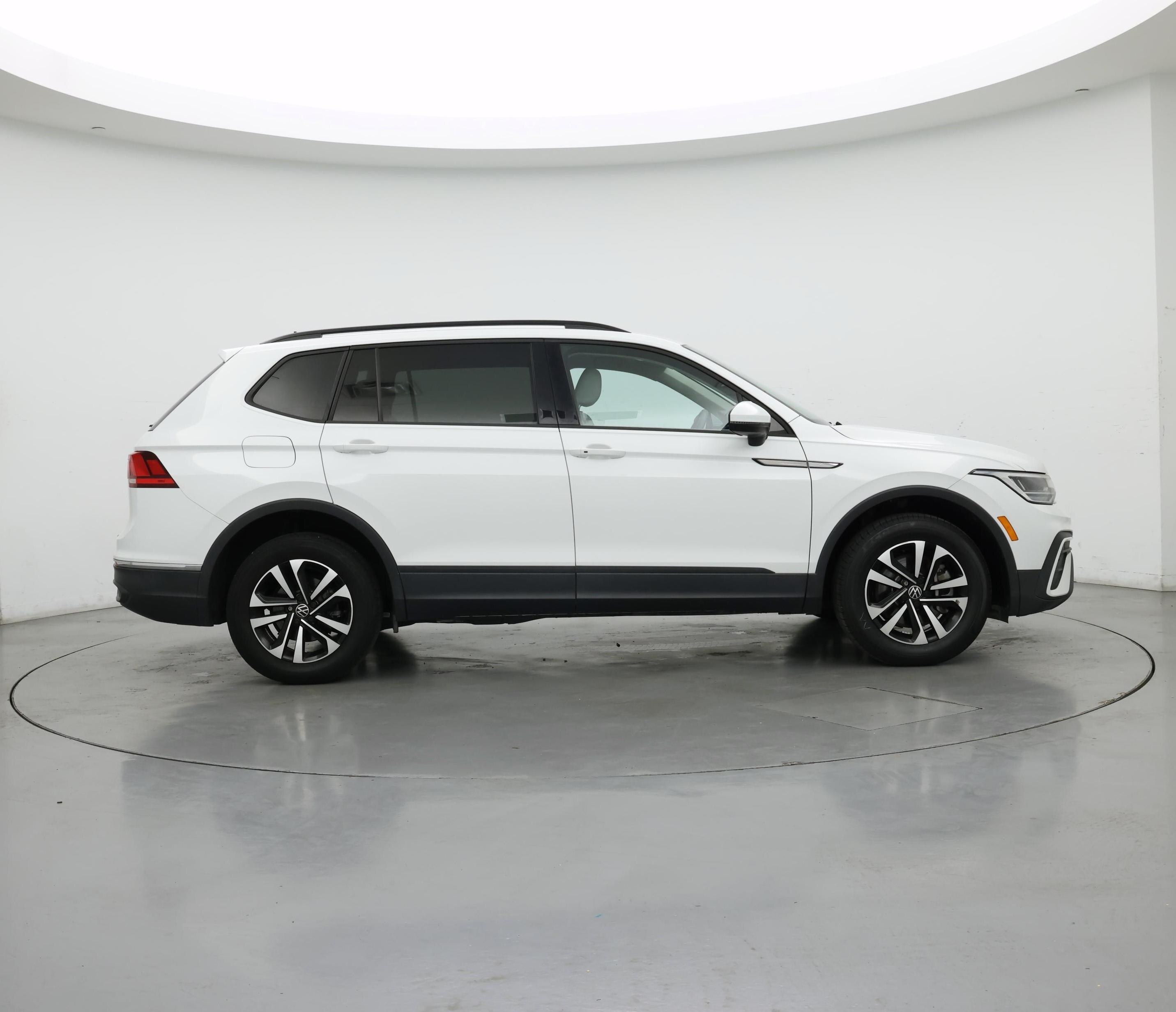 Thumbnail: 2022 Volkswagen Tiguan - 7