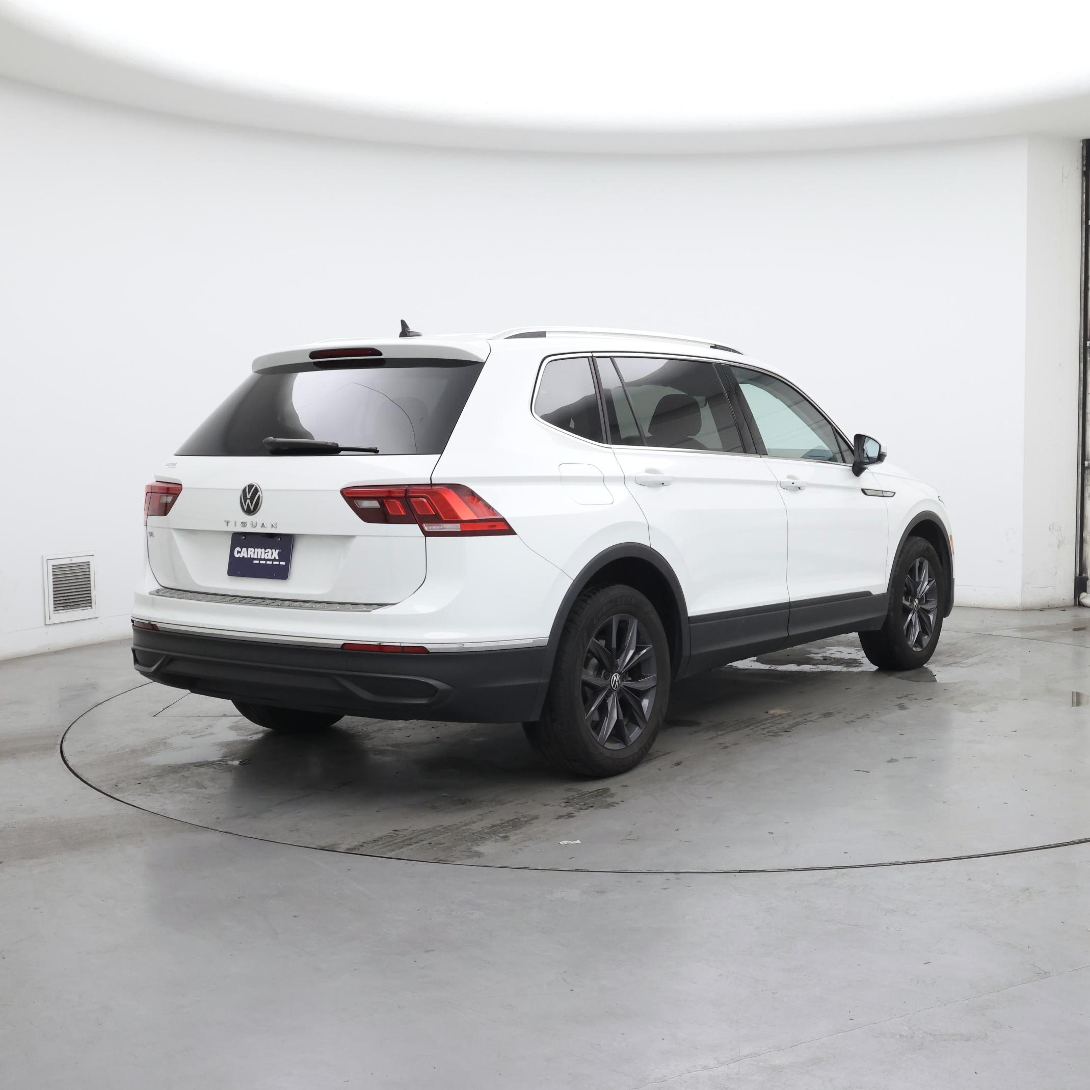 Thumbnail: 2022 Volkswagen Tiguan - 8