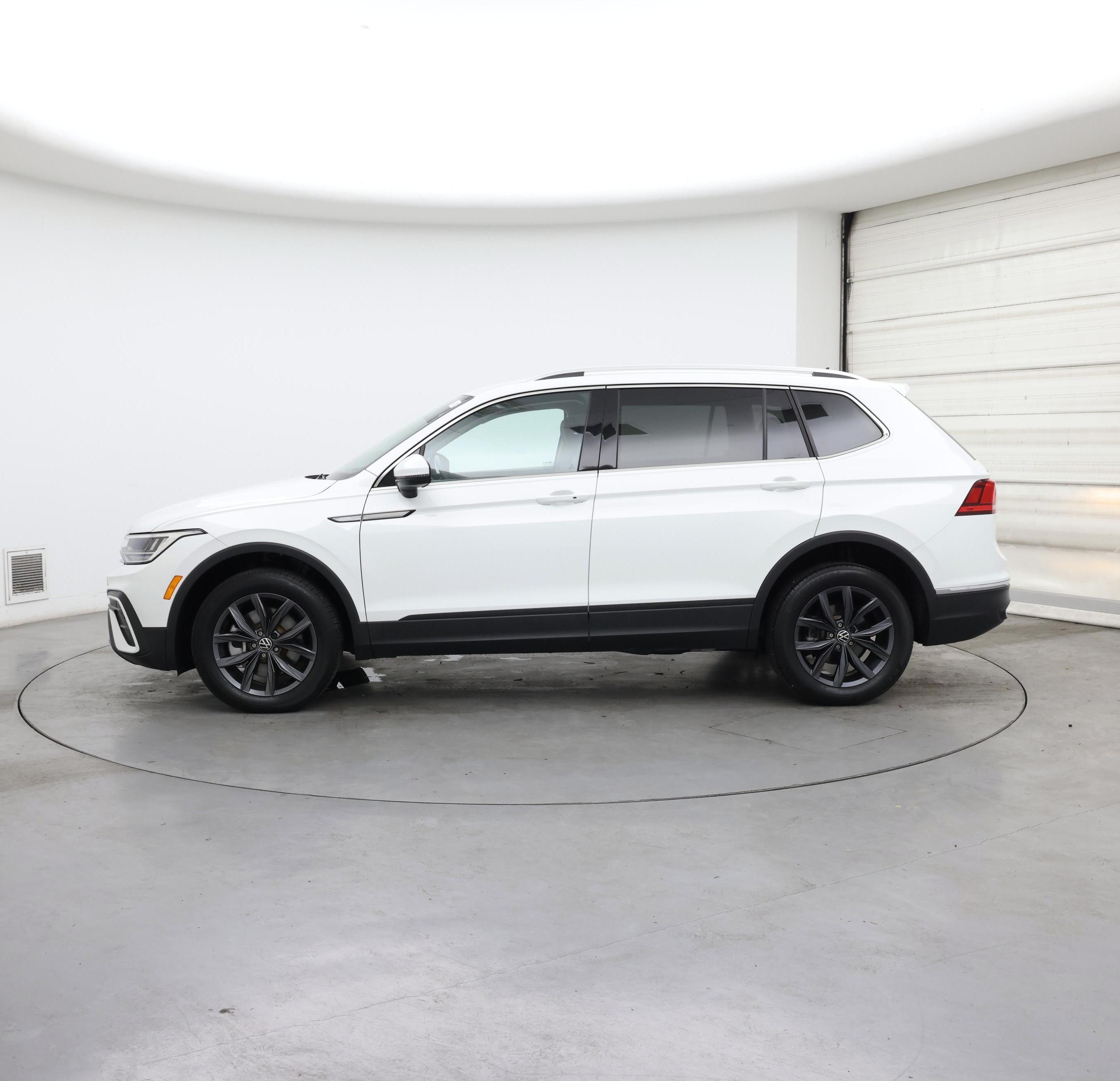 Thumbnail: 2022 Volkswagen Tiguan - 3