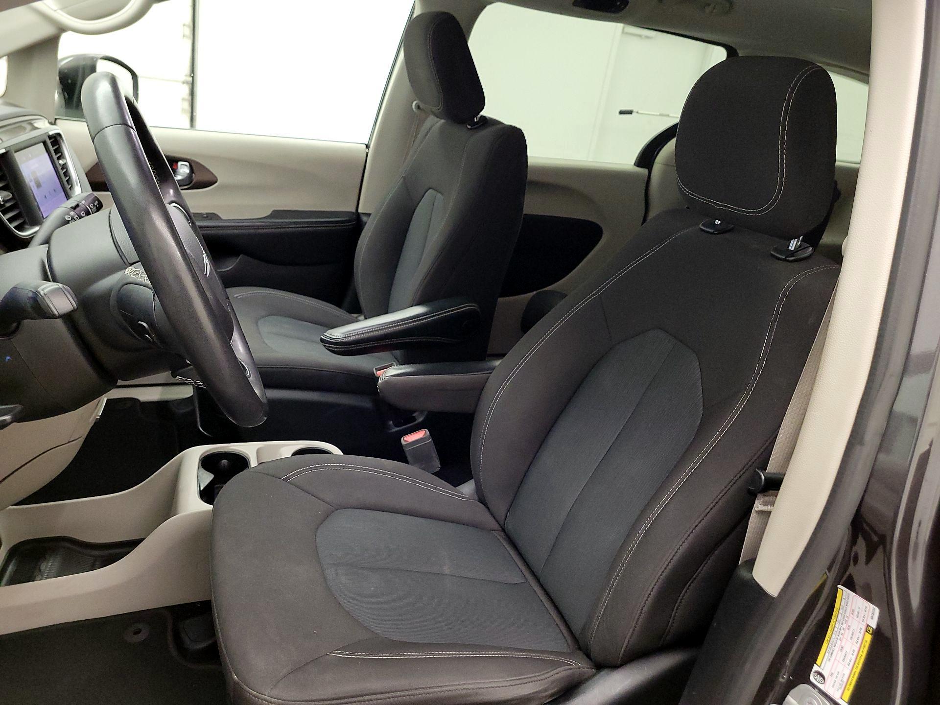 Thumbnail: 2022 Chrysler Voyager - 11