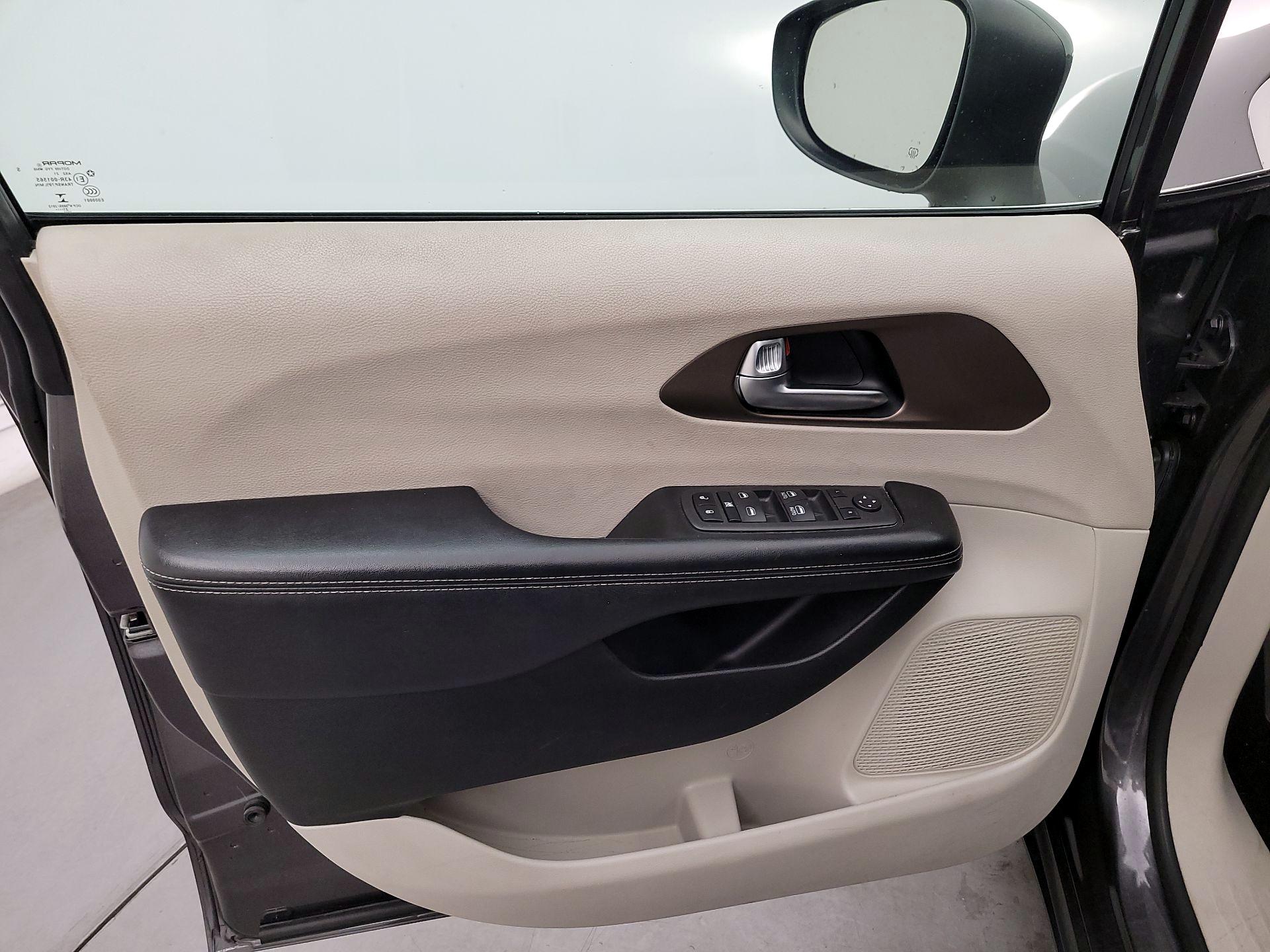 Thumbnail: 2022 Chrysler Voyager - 12