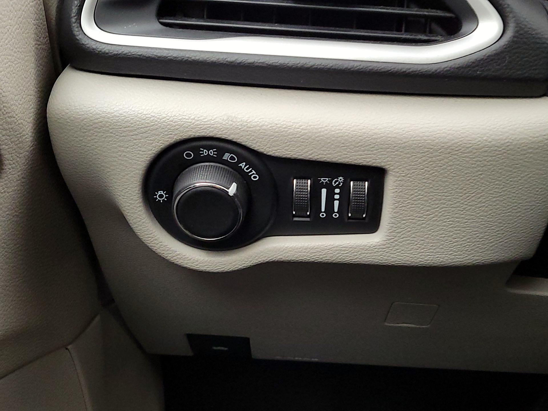 Thumbnail: 2022 Chrysler Voyager - 13