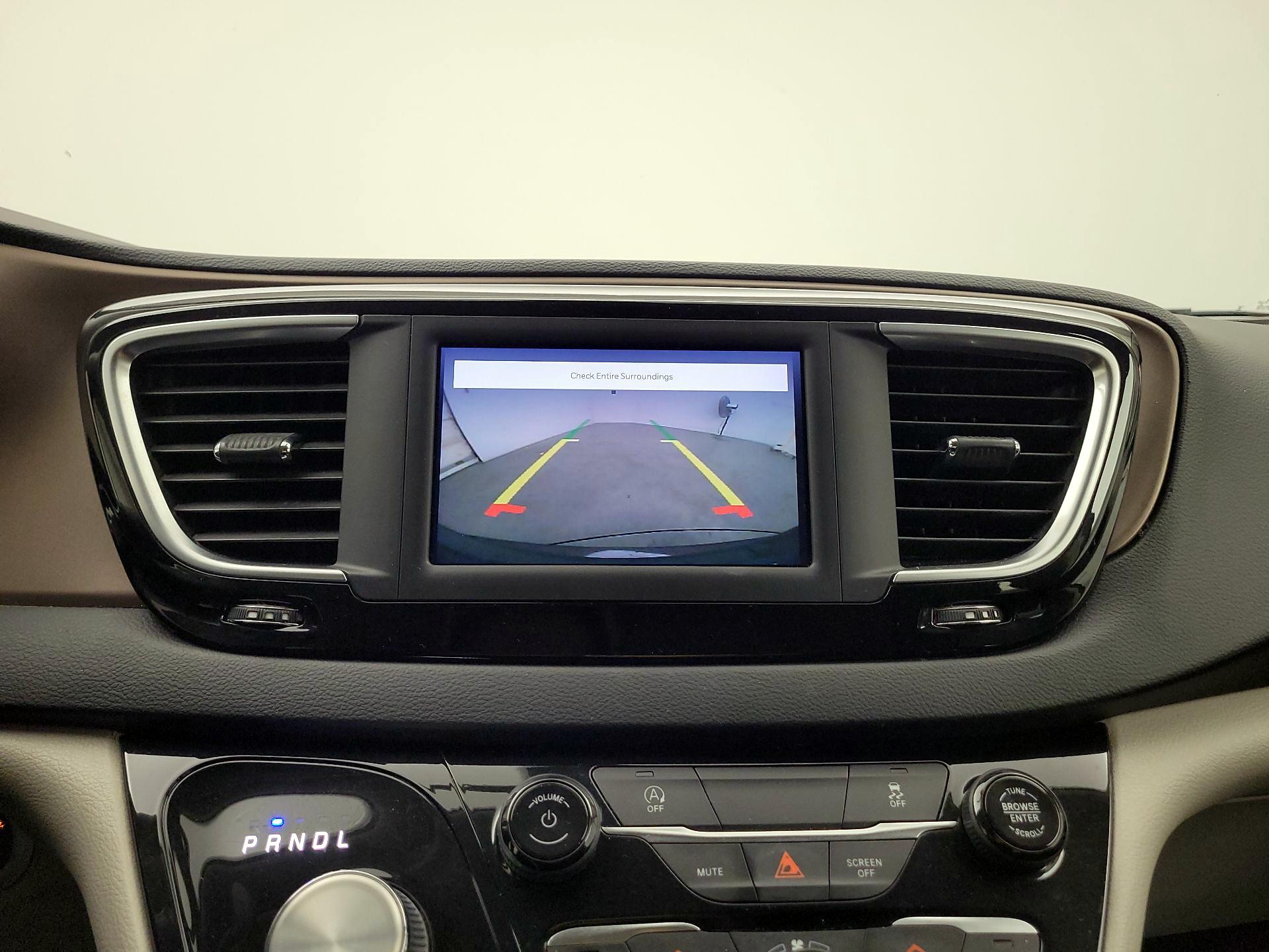 Thumbnail: 2022 Chrysler Voyager - 14