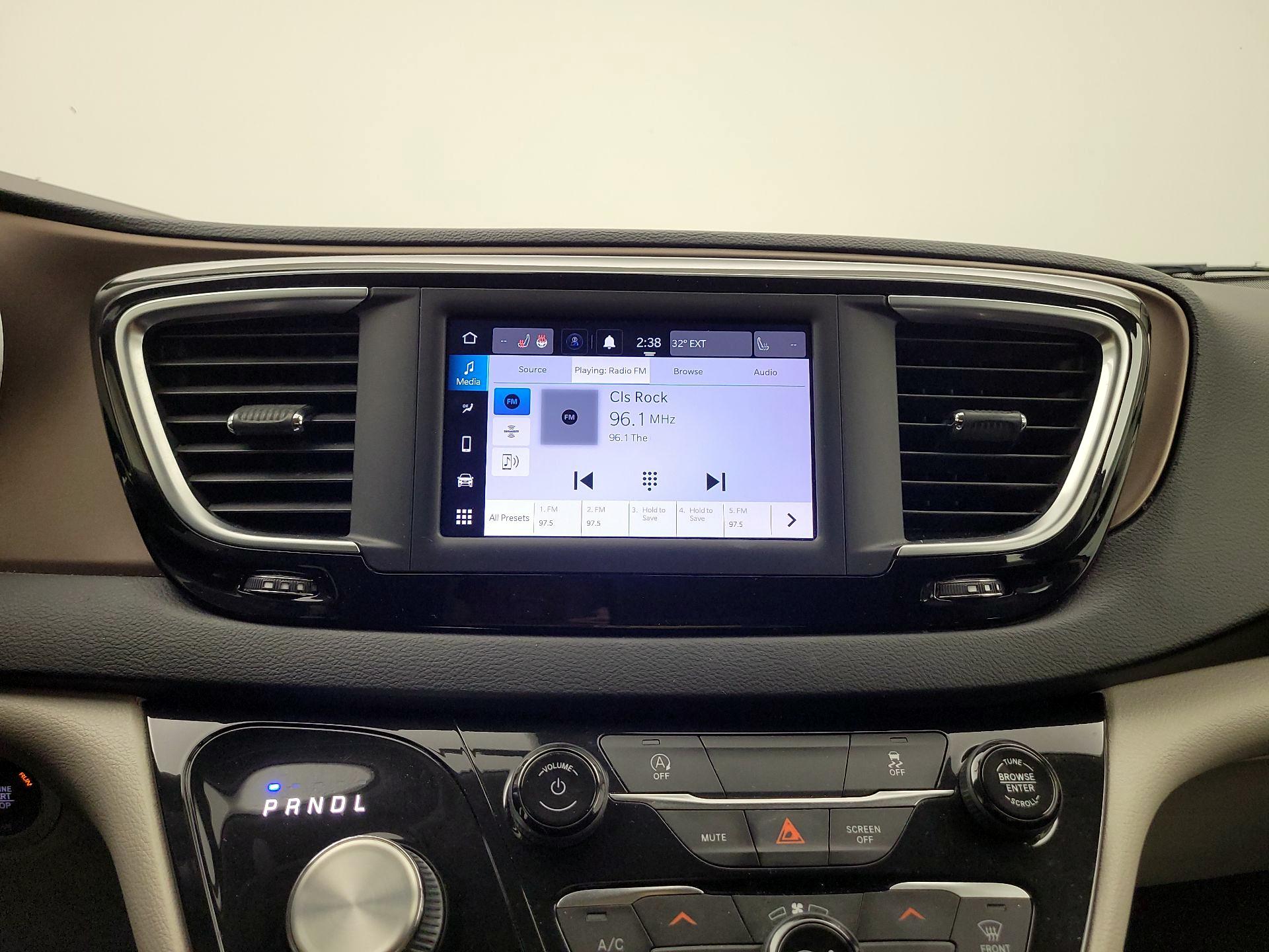 Thumbnail: 2022 Chrysler Voyager - 15