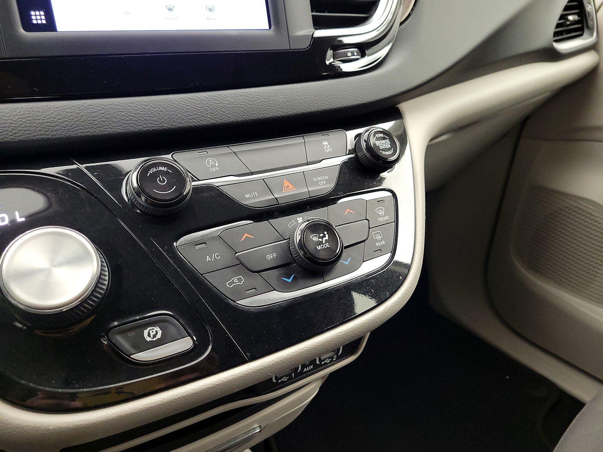 Thumbnail: 2022 Chrysler Voyager - 16