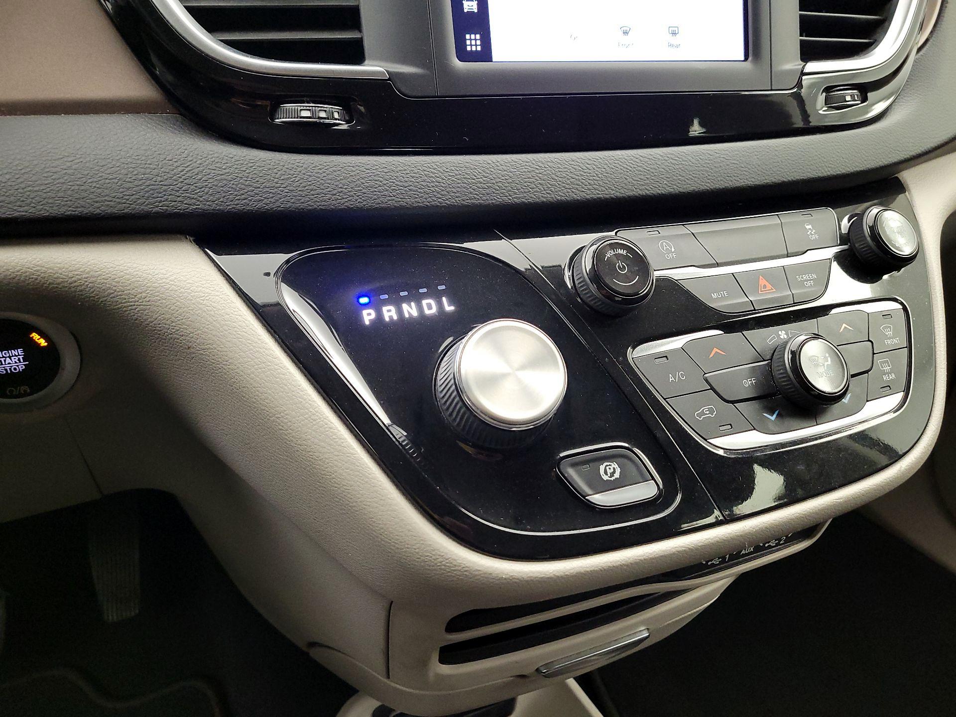 Thumbnail: 2022 Chrysler Voyager - 17