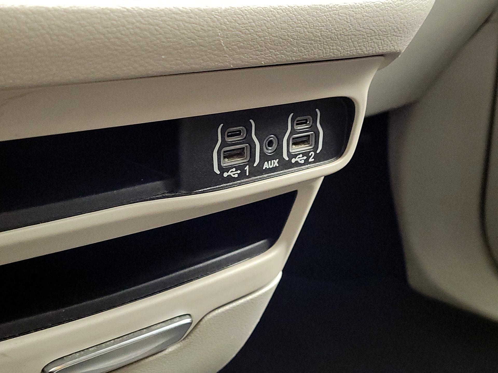 Thumbnail: 2022 Chrysler Voyager - 18