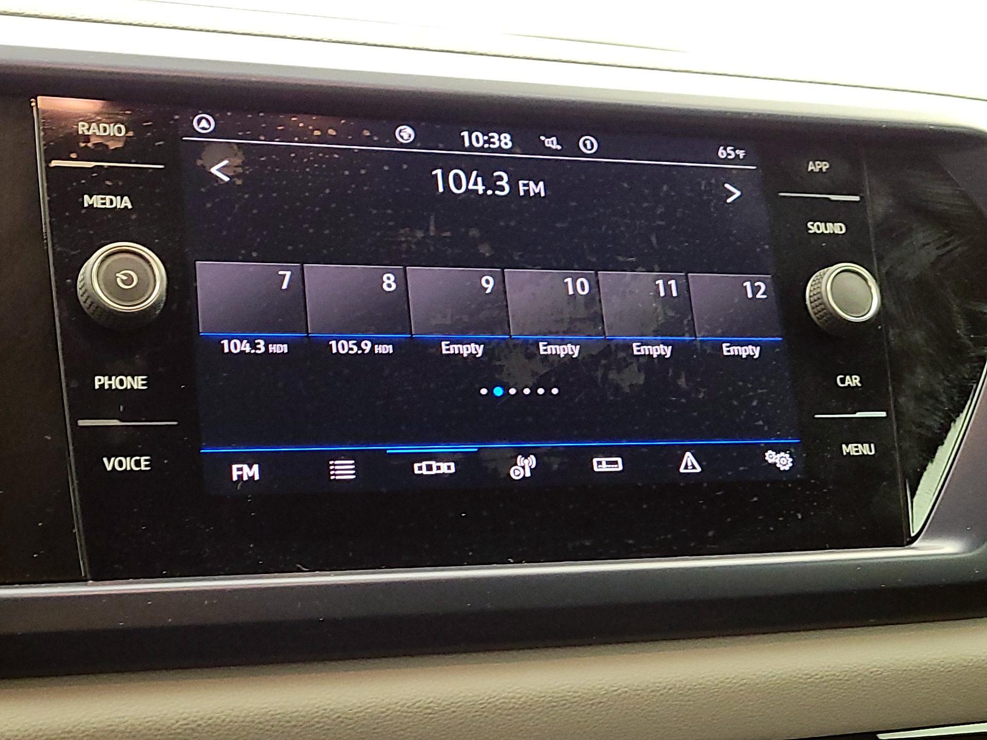 Thumbnail: 2023 Volkswagen Taos - 15