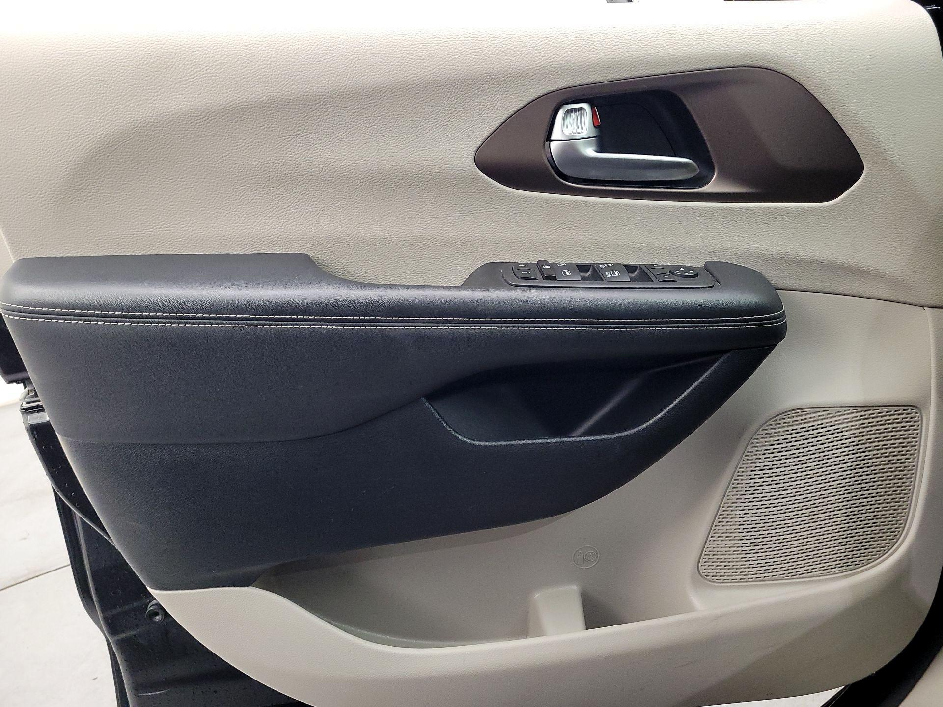 Thumbnail: 2023 Chrysler Voyager - 12