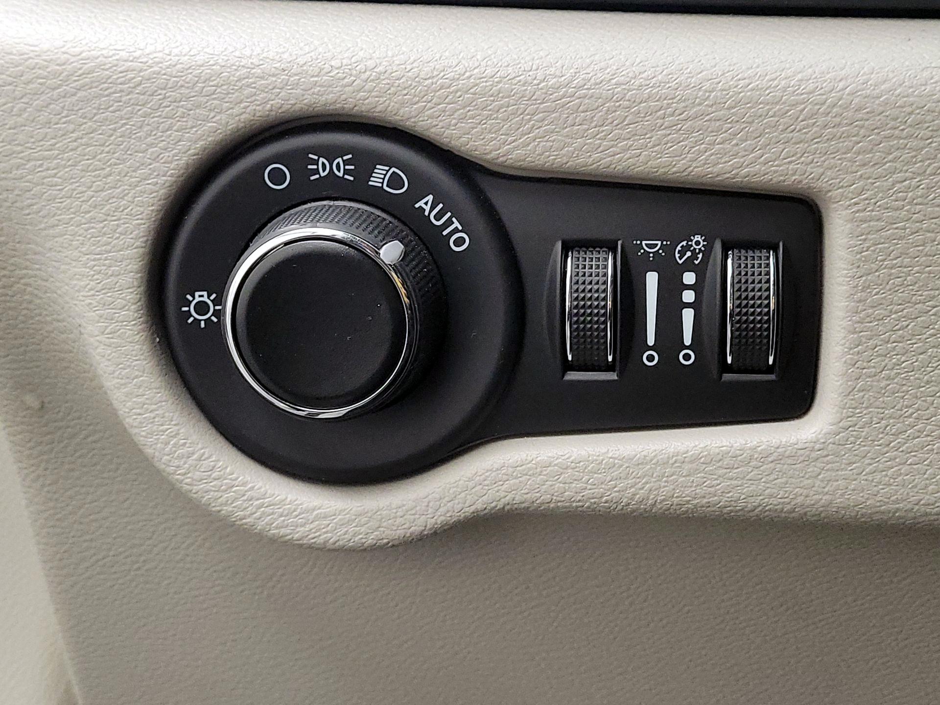 Thumbnail: 2023 Chrysler Voyager - 13