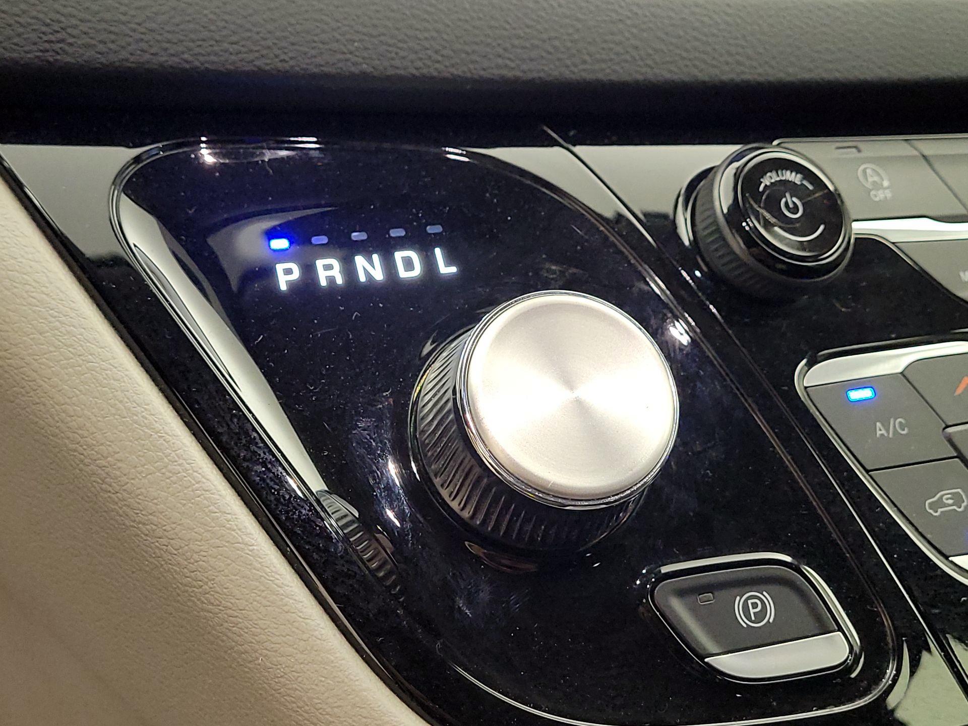 Thumbnail: 2023 Chrysler Voyager - 17