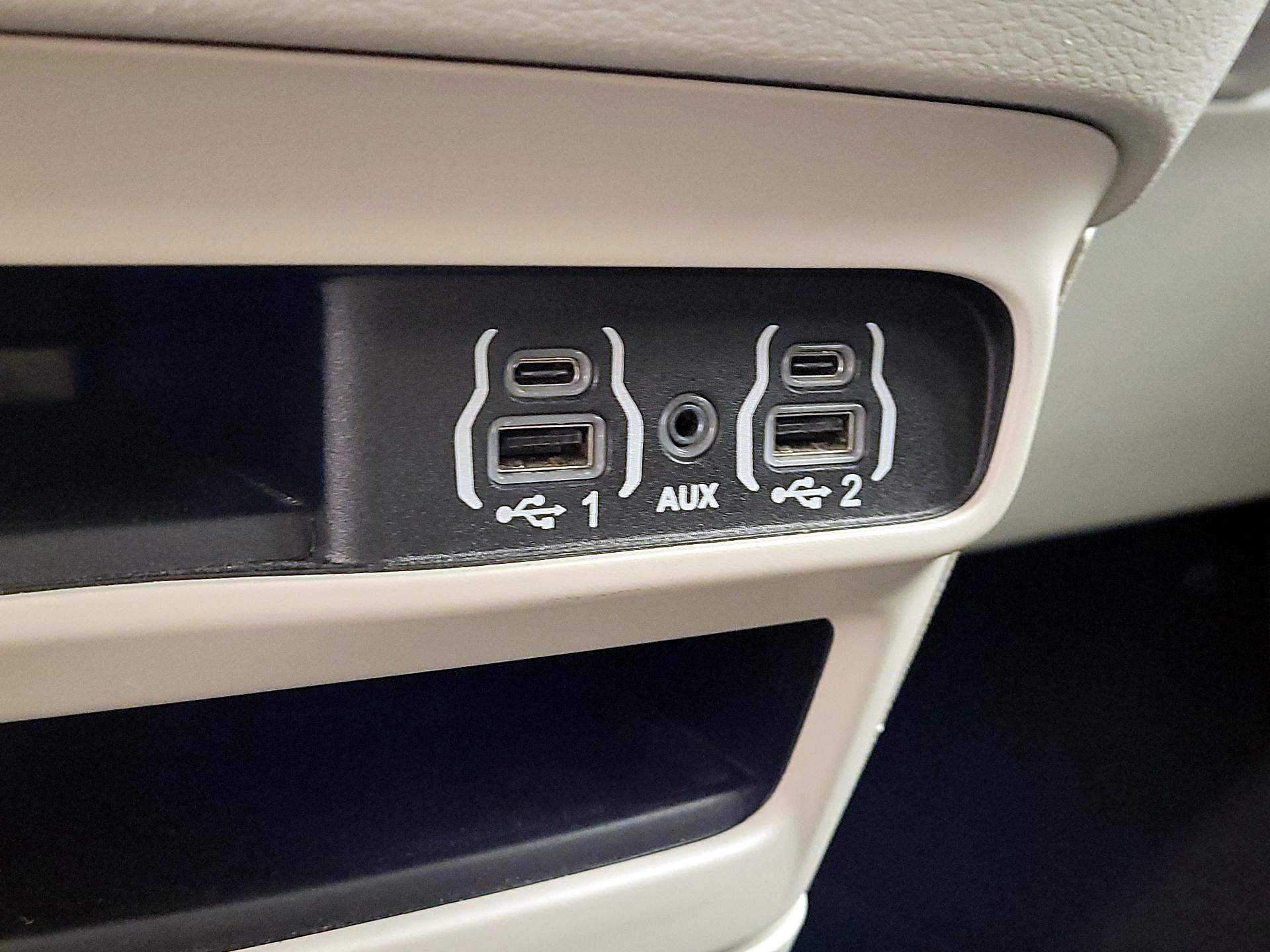 Thumbnail: 2023 Chrysler Voyager - 18