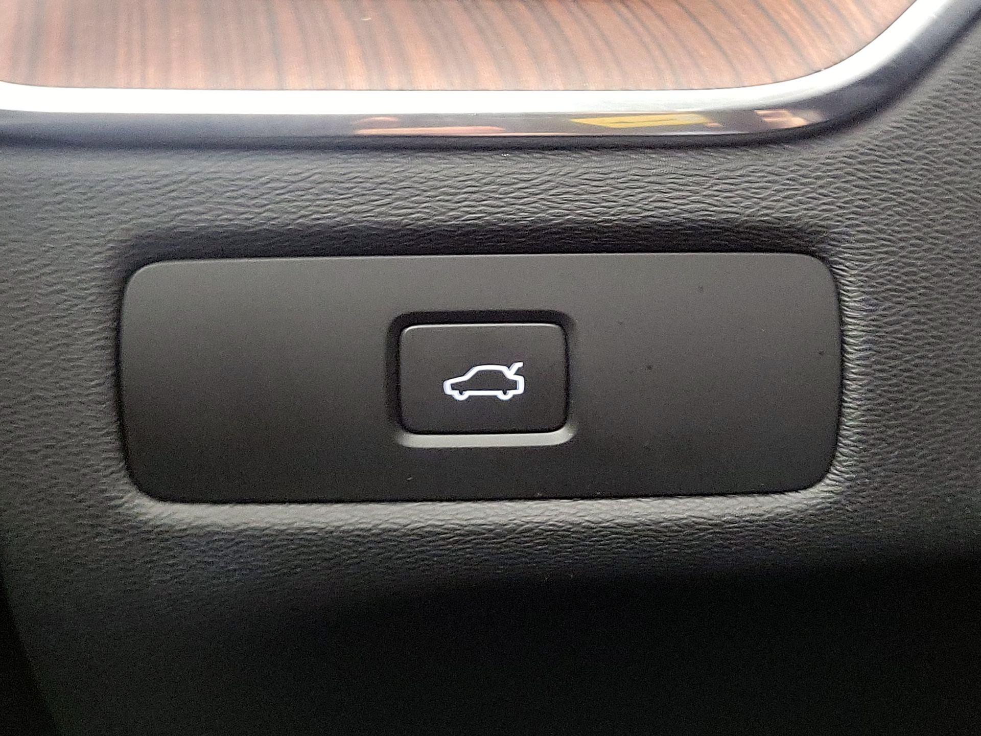 Thumbnail: 2023 Volvo XC60 - 13