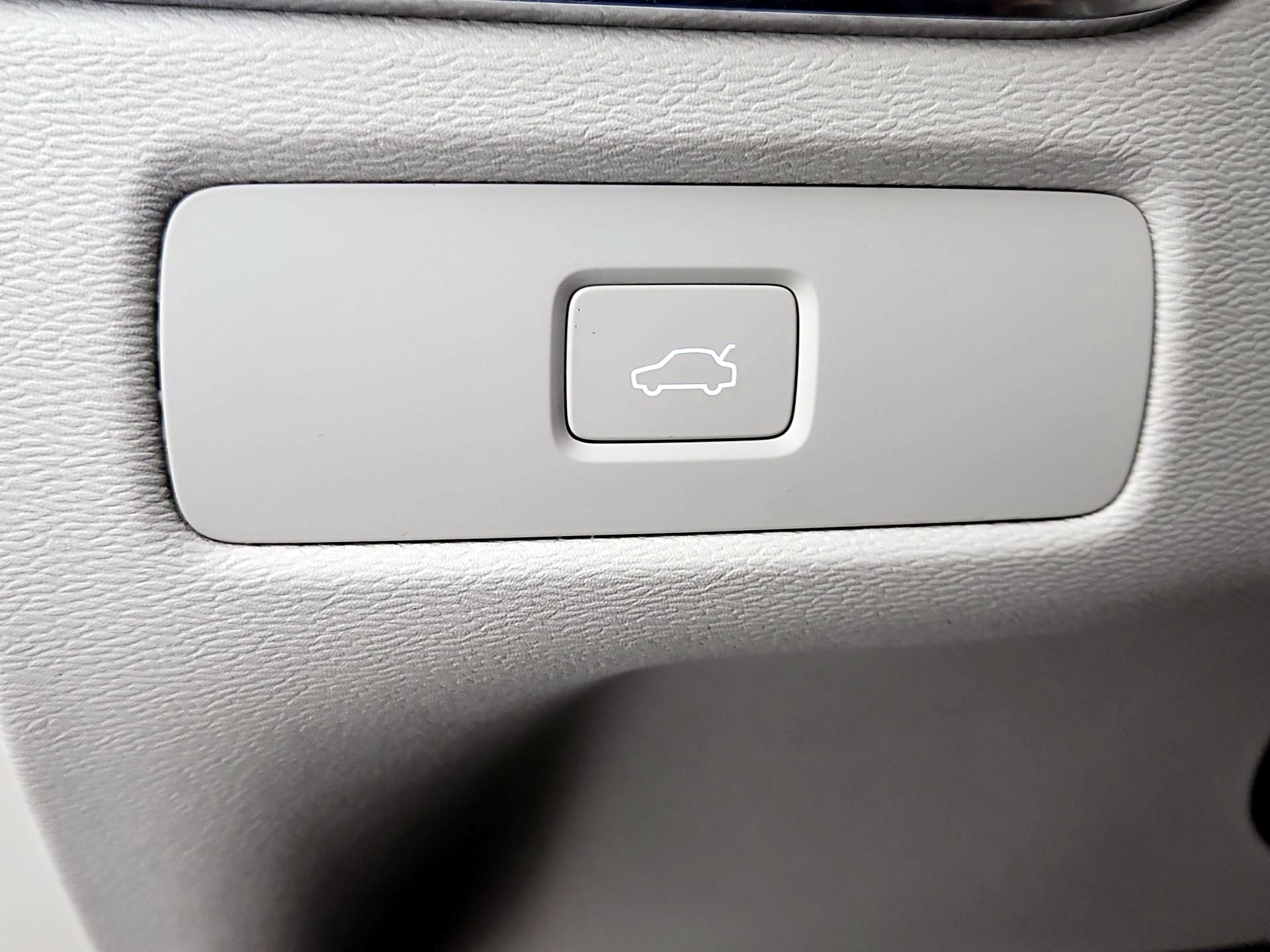 Thumbnail: 2023 Volvo XC60 - 13