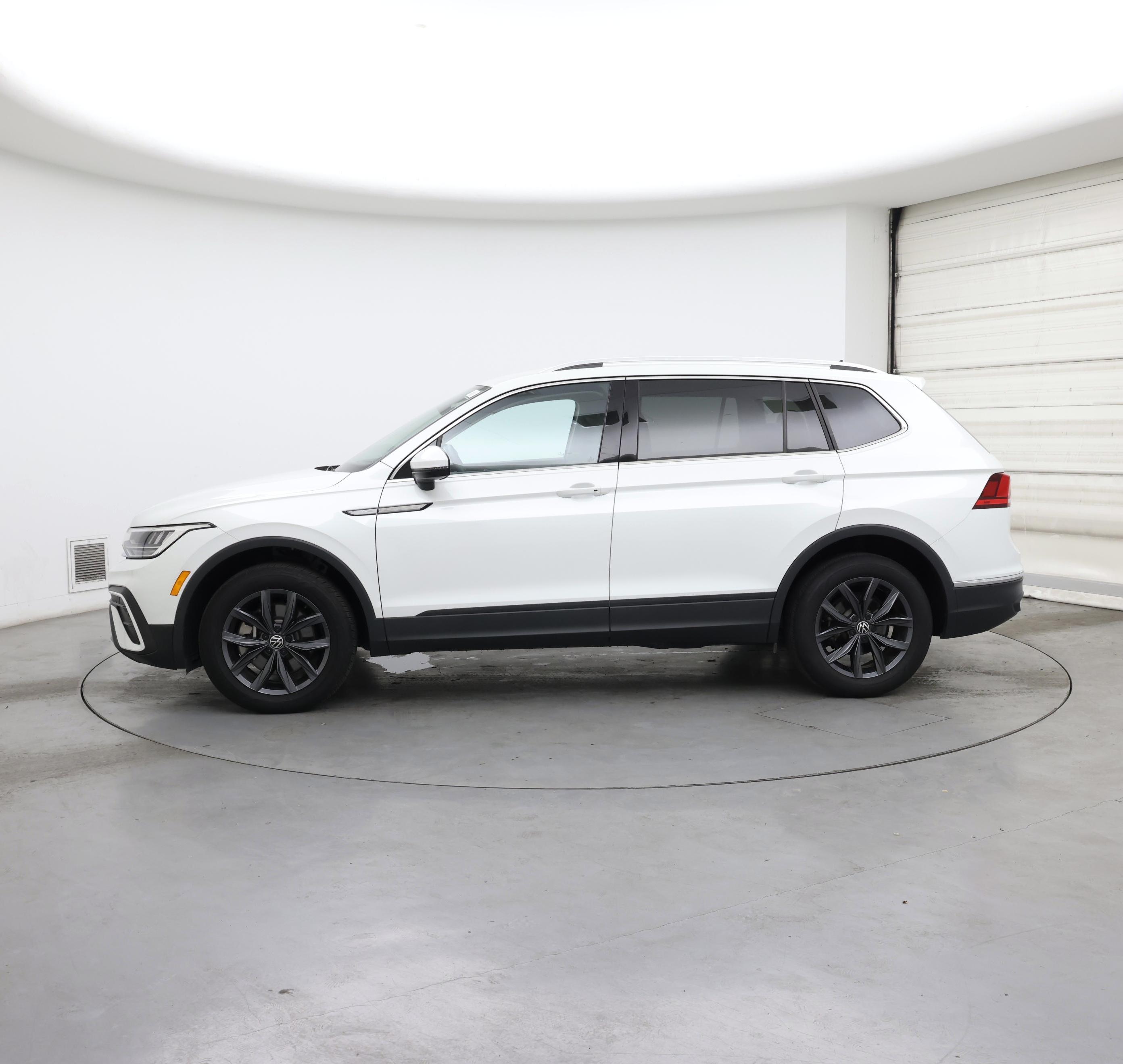 Thumbnail: 2023 Volkswagen Tiguan - 3