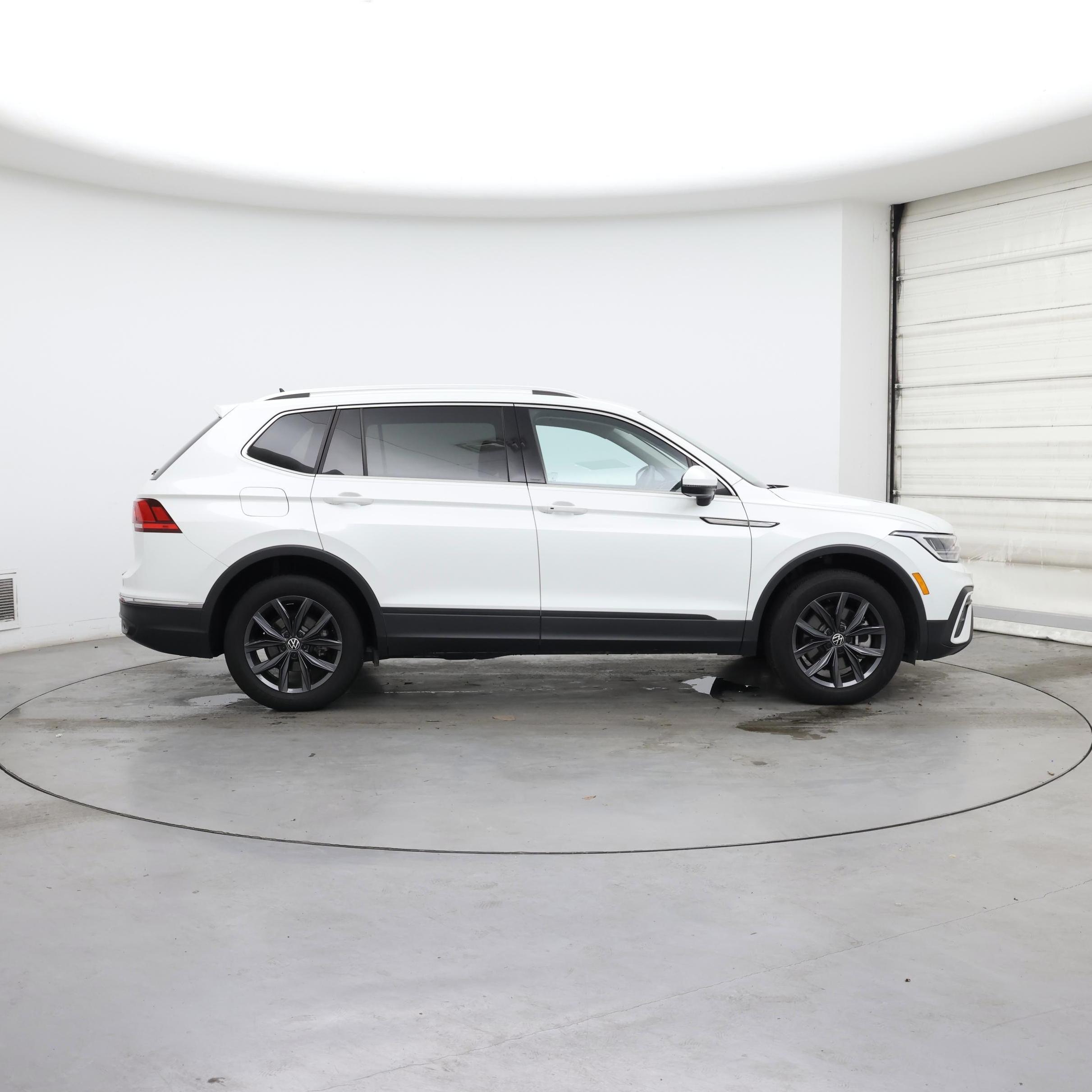 Thumbnail: 2023 Volkswagen Tiguan - 7