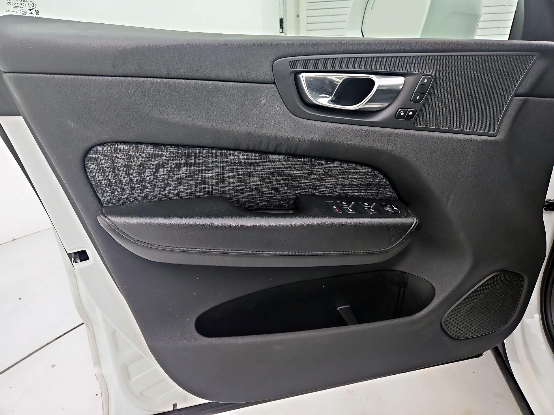 Thumbnail: 2022 Volvo XC60 - 12