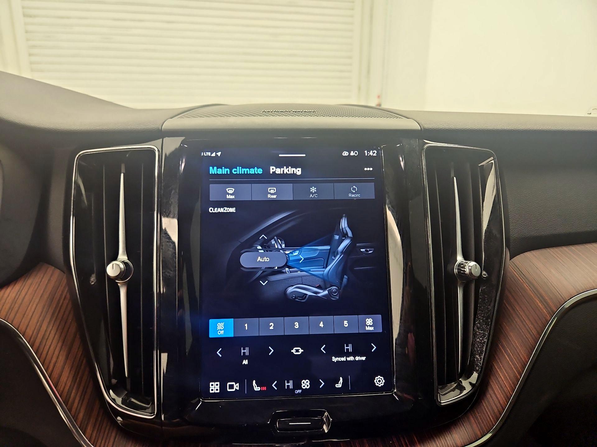 Thumbnail: 2023 Volvo XC60 - 16