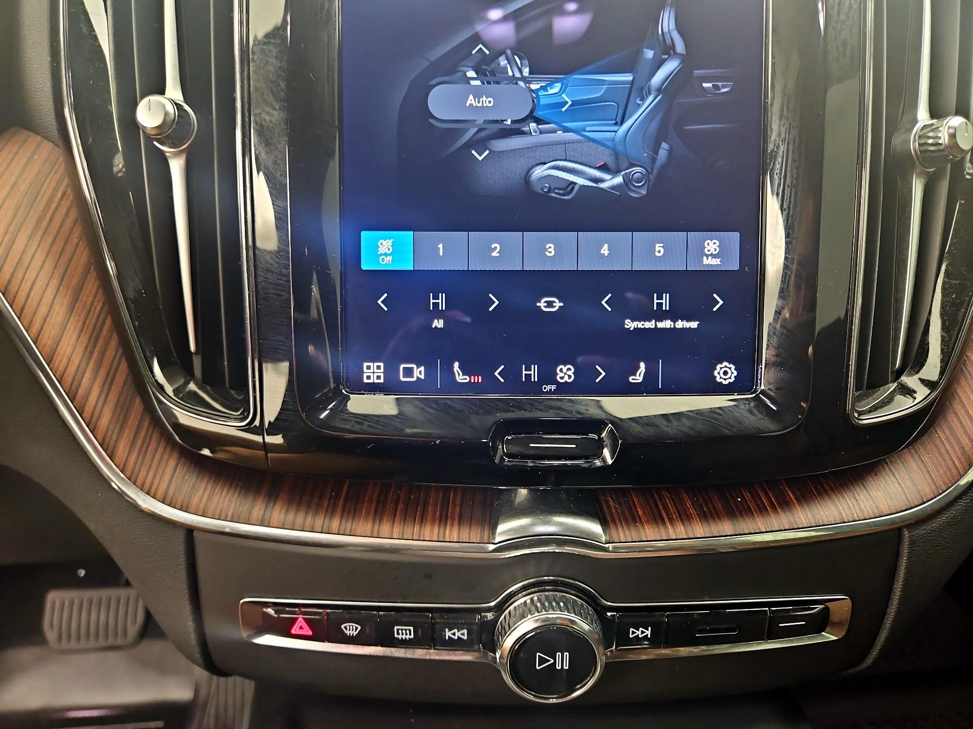 Thumbnail: 2023 Volvo XC60 - 17