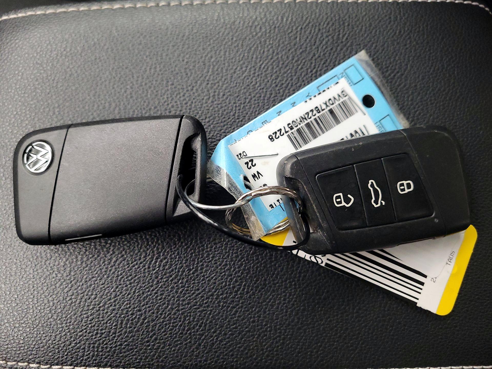 Thumbnail: 2022 Volkswagen Taos - 18