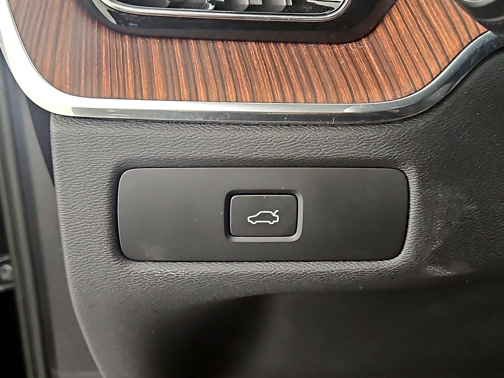 Thumbnail: 2023 Volvo XC60 - 13